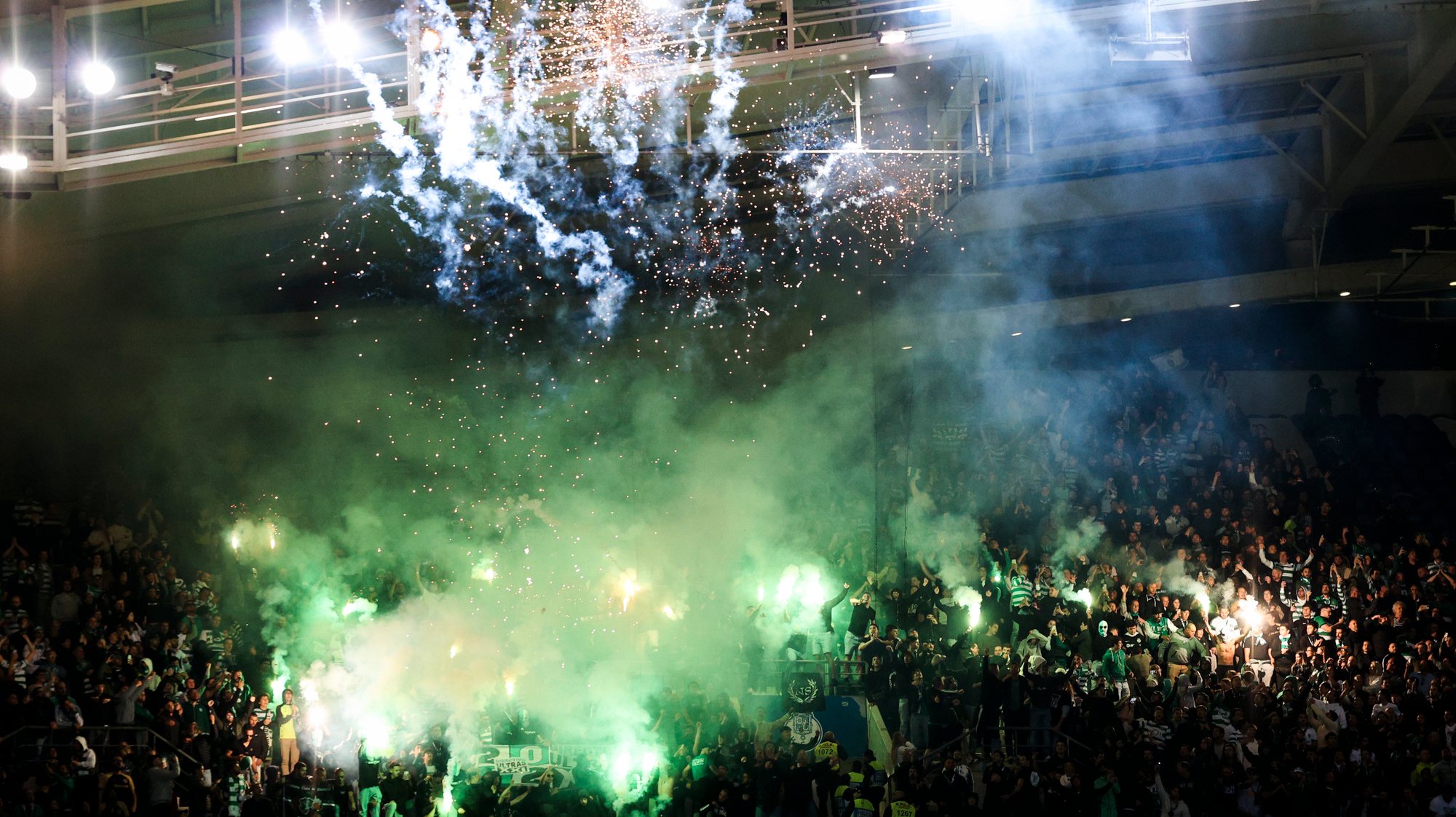 Adeptos do Sporting fizeram a festa depois do empate no final do clássico no Dragão frente ao FC Porto com um bis de Gyökeres num minuto