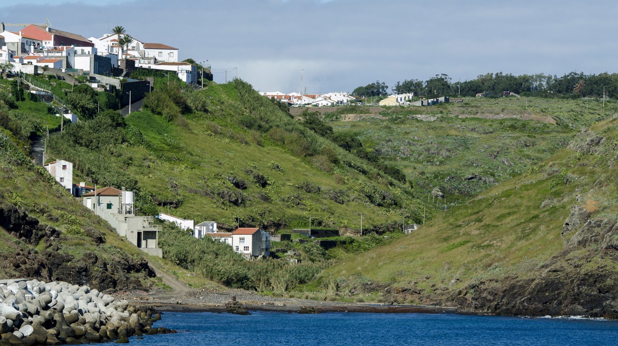 O Governo Regional dos Açores esclareceu que a obra no entreposto frigorífico de Vila do Porto, em Santa Maria, está a decorrer como previsto e que os constrangimentos são &quot;da responsabilidade do anterior executivo&quot;