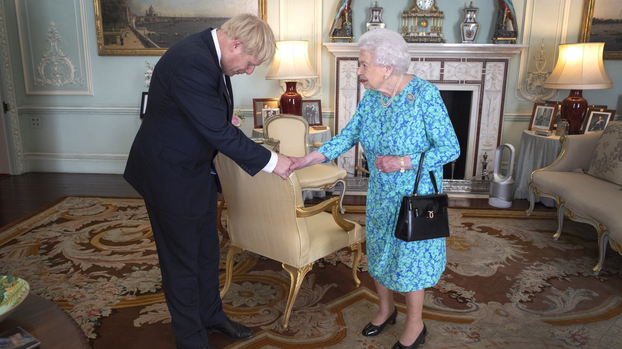 Boris Johnson e a Rainha tinham encontros semanais que, rapidamente, passaram a quinzenais com o avanço da pandemia e, mais tarde, deixaram totalmente de existir.
