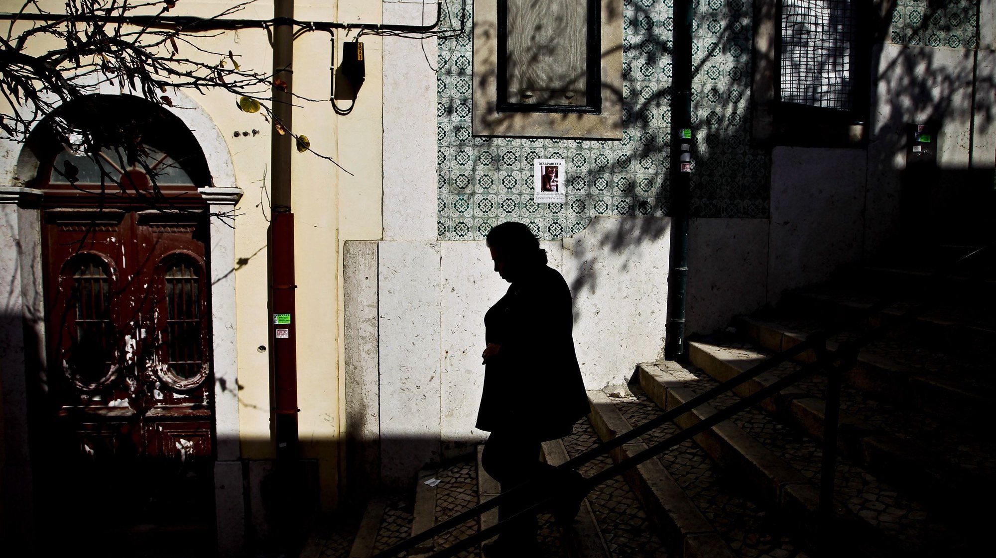 Uma mulher passa por uma rua da Mouraria, em Lisboa, 1 de março de 2012. Existe uma proposta para a criação de uma &quot;safe house&quot; para prostitutas com o intuito de lhes fornecer melhores condições para a sua atividade. (ACOMPANHA TEXTO) MARIO CRUZ/LUSA