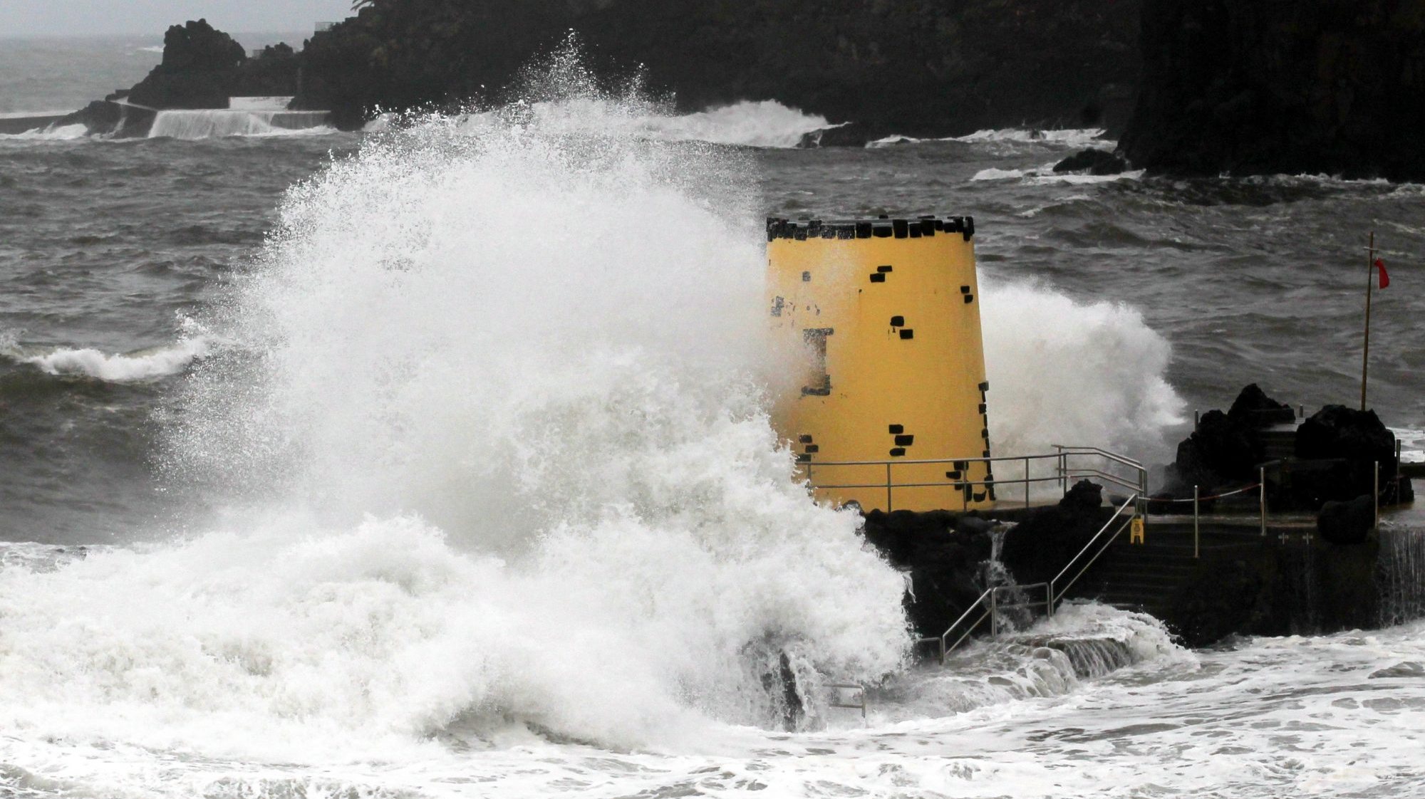 O Instituto Português do Mar e da Atmosfera (IPMA) prevê uma forte agitação marítima para o arquipélago.