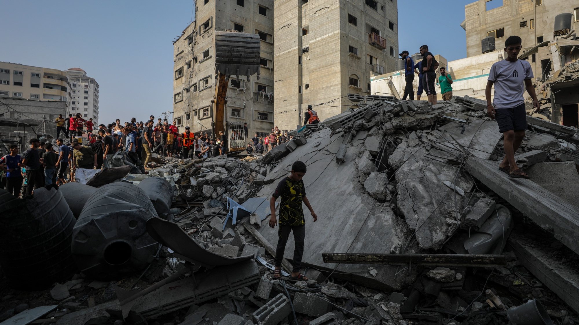 epa10935862 Palestinians search among the rubble of the destroyed Al Faseih family house following an airstrike in the Al Shatea refugee camp, Gaza, 24 October 2023. More than 20 members from the Al Faseih family were killed following an airstrike the previous night. More than 5,000 Palestinians and 1,400 Israelis have been killed, according to the Israel Defense Forces (IDF) and the Palestinian health authority, since Hamas militants launched an attack against Israel from the Gaza Strip on 07 October, and the Israeli airstrikes which followed.  EPA/MOHAMMED SABER