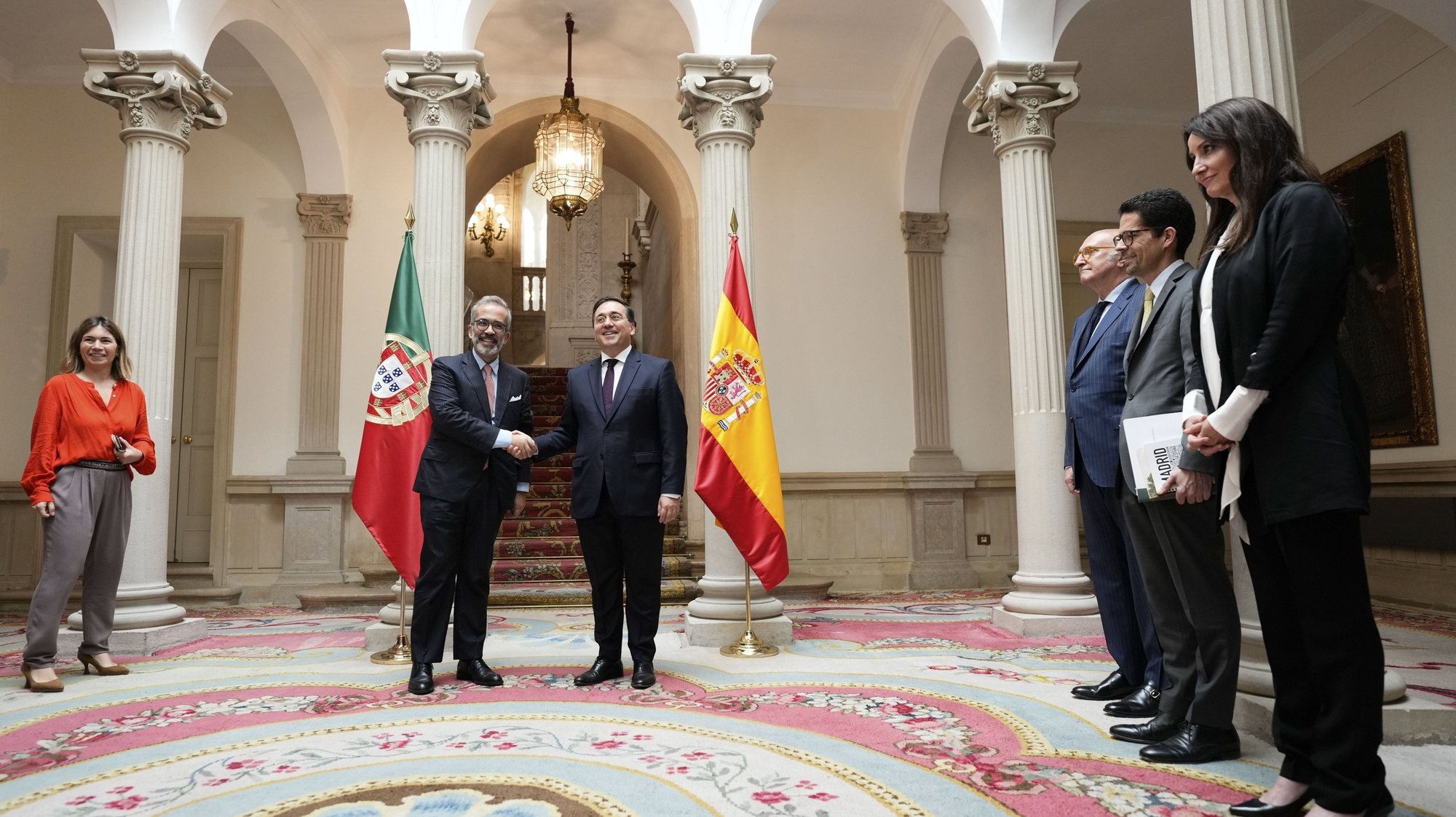 O Ministro dos Negócios Estrangeiros Paulo Rangel, reúne-se com o seu homologo espanhol,José Manuel Albares (D), no Palácio de Viana, em Madrid, Espanha, 14 de maio de 2024. LUSA/EFE/ BORJA SÁNCHEZ-TRILLO