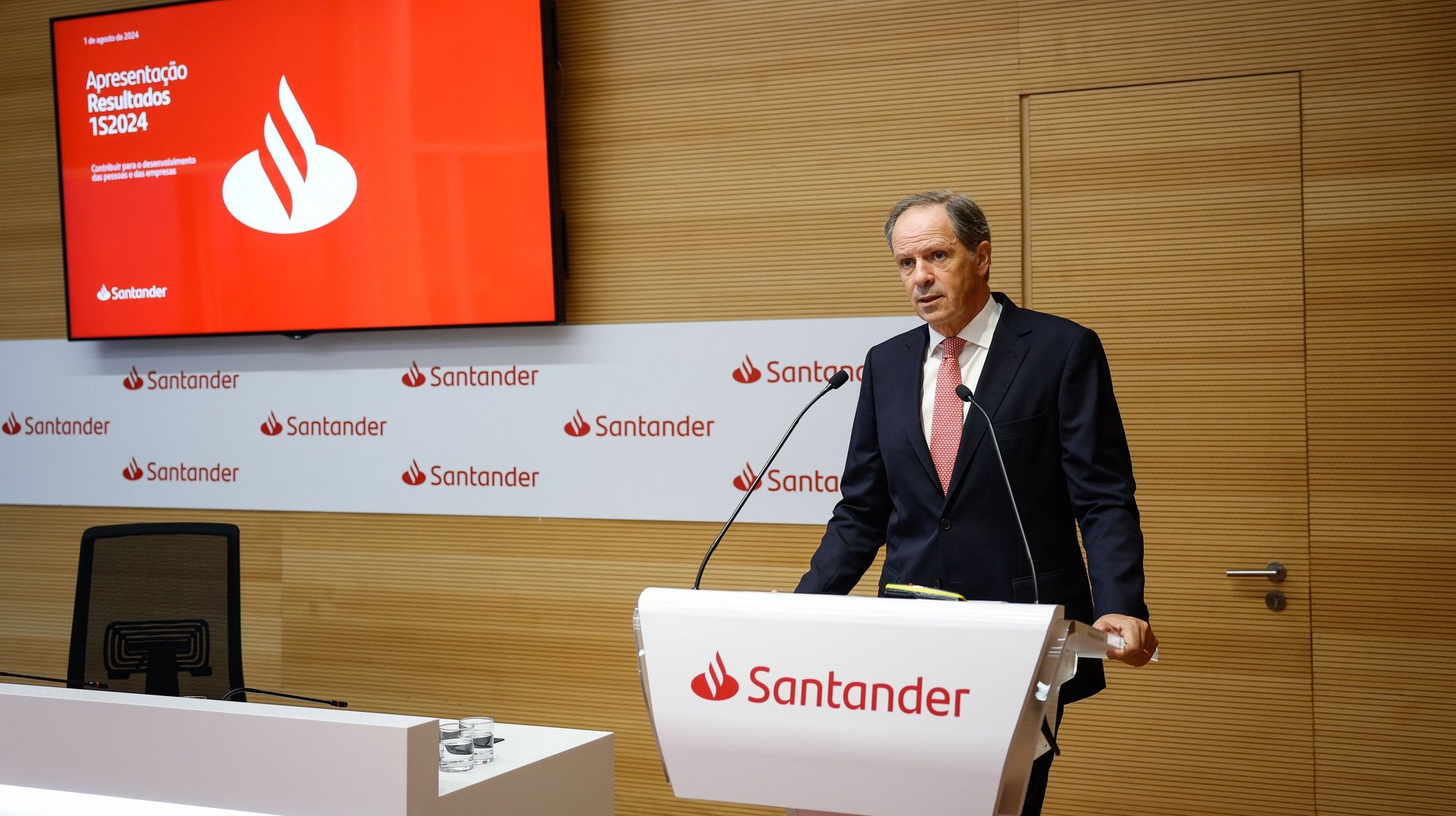O CEO do Santander Portugal, Pedro Castro e Almeida, durante a conferência de imprensa sobre a apresentação dos resultados do 1.º semestre de 2024, na sede do banco, em Lisboa, 01 de agosto de 2024. ANTÓNIO PEDRO SANTOS/LUSA