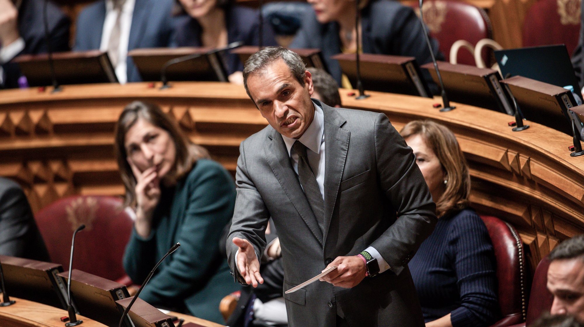O deputado do Partido Socialista (PS), Carlos Pereira, usa da palavra durante o debate quinzenal na Assembleia da República, em Lisboa, 04 de março de 2020. JOSÉ SENA GOULÃO/LUSA