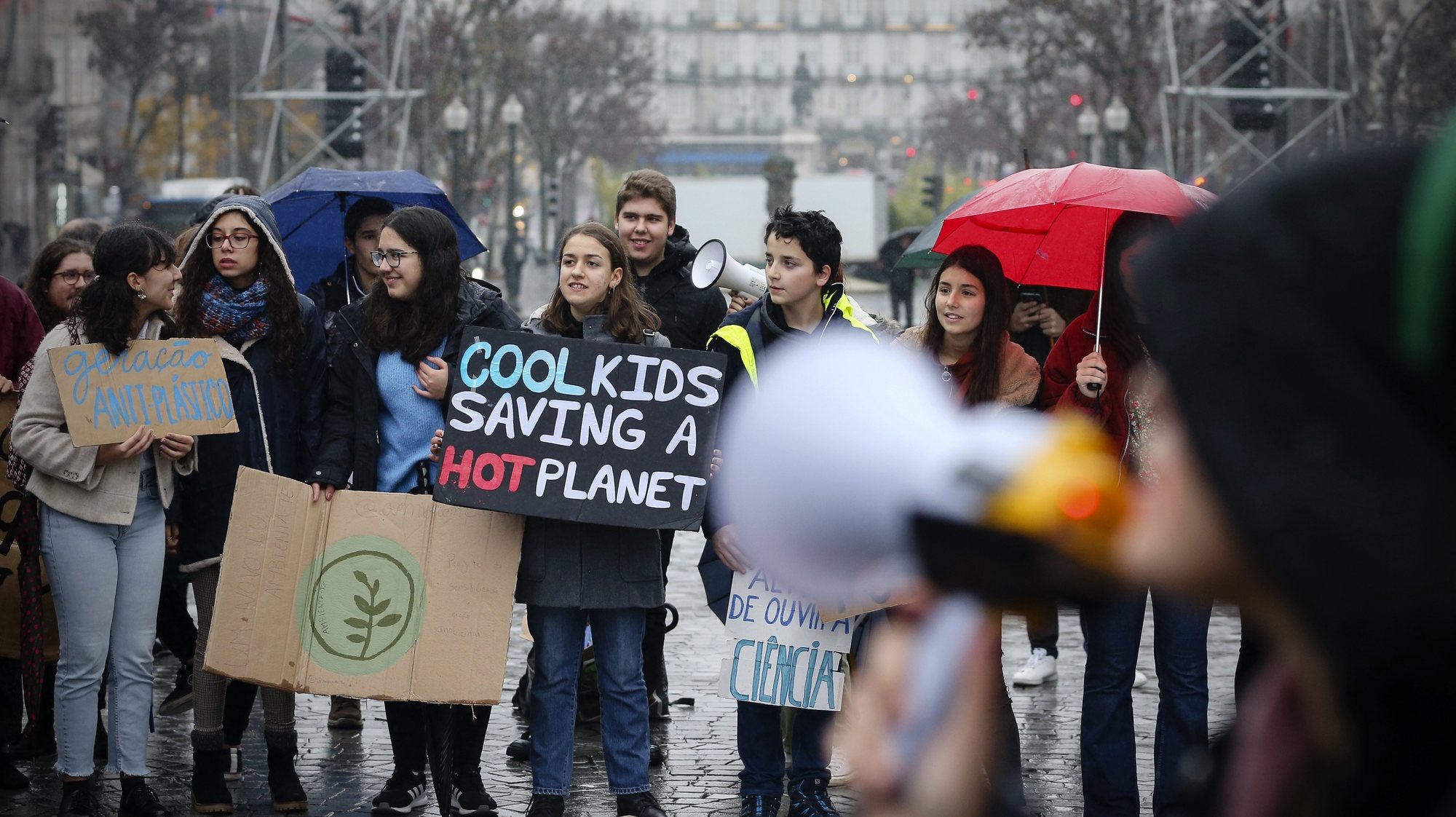 Estudantes concentram-se na Avenida dos Aliados no Porto para uma vigília pelo clima, 29 de novembro de 2019. JOSÉ COELHO/LUSA