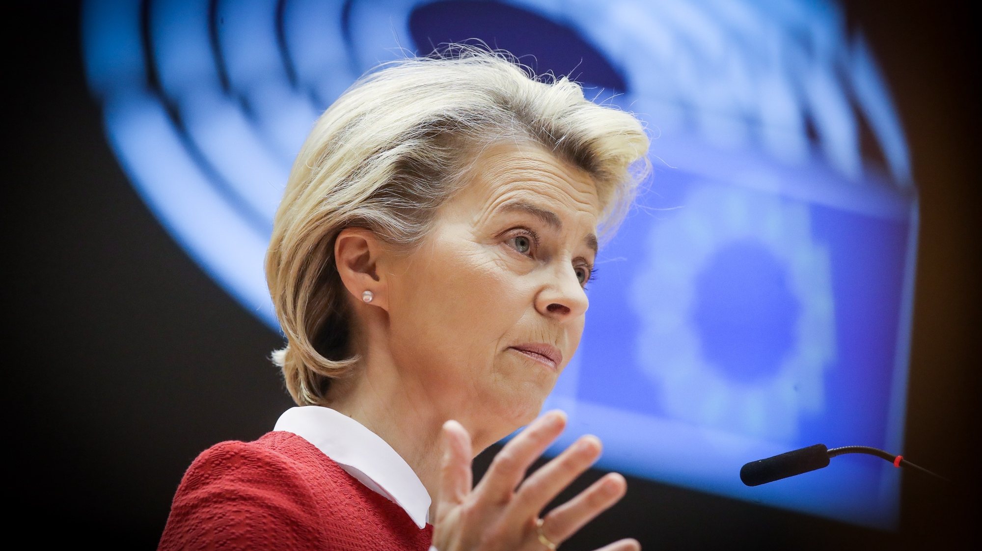 epa09162899 European Commission President Ursula von der Leyen speaks during the debate on EU-UK trade and cooperation agreement during the second day of a plenary session at the European Parliament in Brussels, Belgium, 27 April 2021.  EPA/OLIVIER HOSLET / POOL