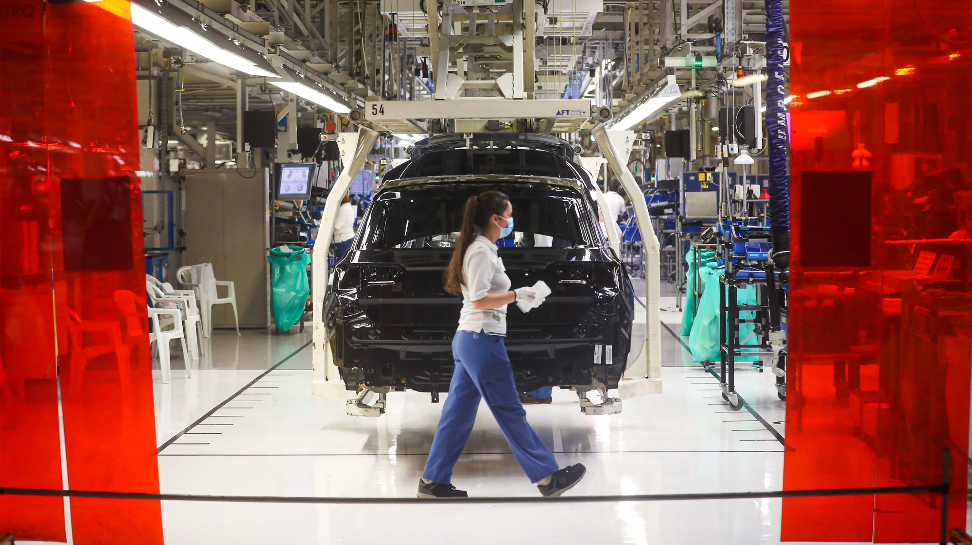 An employee works on the construction of Volkswagen T-Roc at Autoeuropa&#039;s plant in Palmela, Setubal, Portugal, 13 May 2020. JOSE SENA GOULAO/LUSA