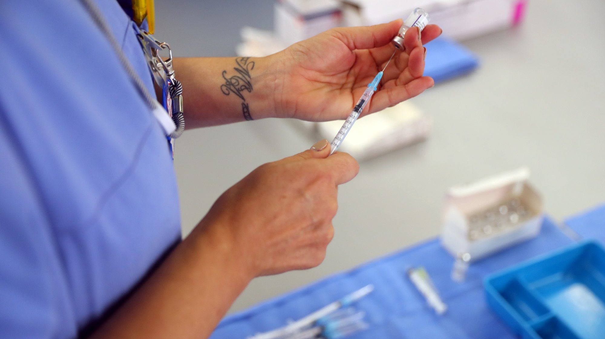 Uma técnica da equipa médica prepara as seringas com vacina contra a Covid-19 no centro de vacinação da Unidade Local de Saúde do Norte Alentejano (ULSNA) instalado no quartel dos Bombeiros Voluntários de Portalegre, 10 de novembro de 2021. NUNO VEIGA/LUSA