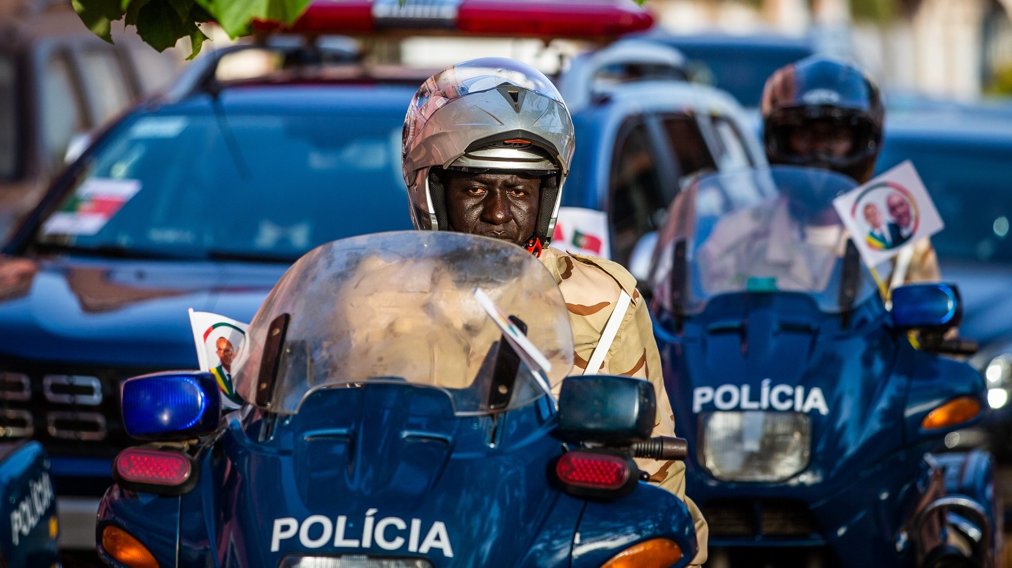 Um polícia conduz uma moto na rua, em Bissau, na Guiné-Bissau, 15 de maio de 2021. JOSÉ SENA GOULÃO/LUSA