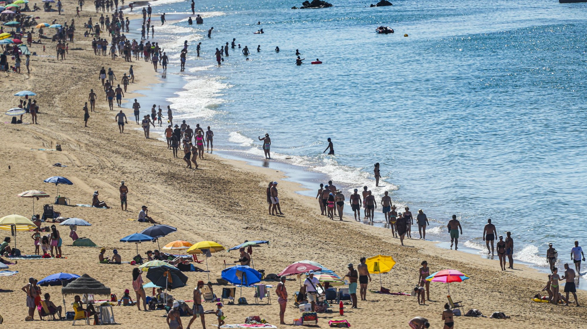 Turistas na praia do Inatel, em Albufeira, 07 de julho de 2022. Segundo o Instituto Português do Mar e da atmosfera (IPMA), nos próximos dias, Portugal continental irá enfrentar uma situação de tempo quente persistente, que deverá dar origem a uma onda de calor em muitas áreas do território. LUÍS FORRA/LUSA
