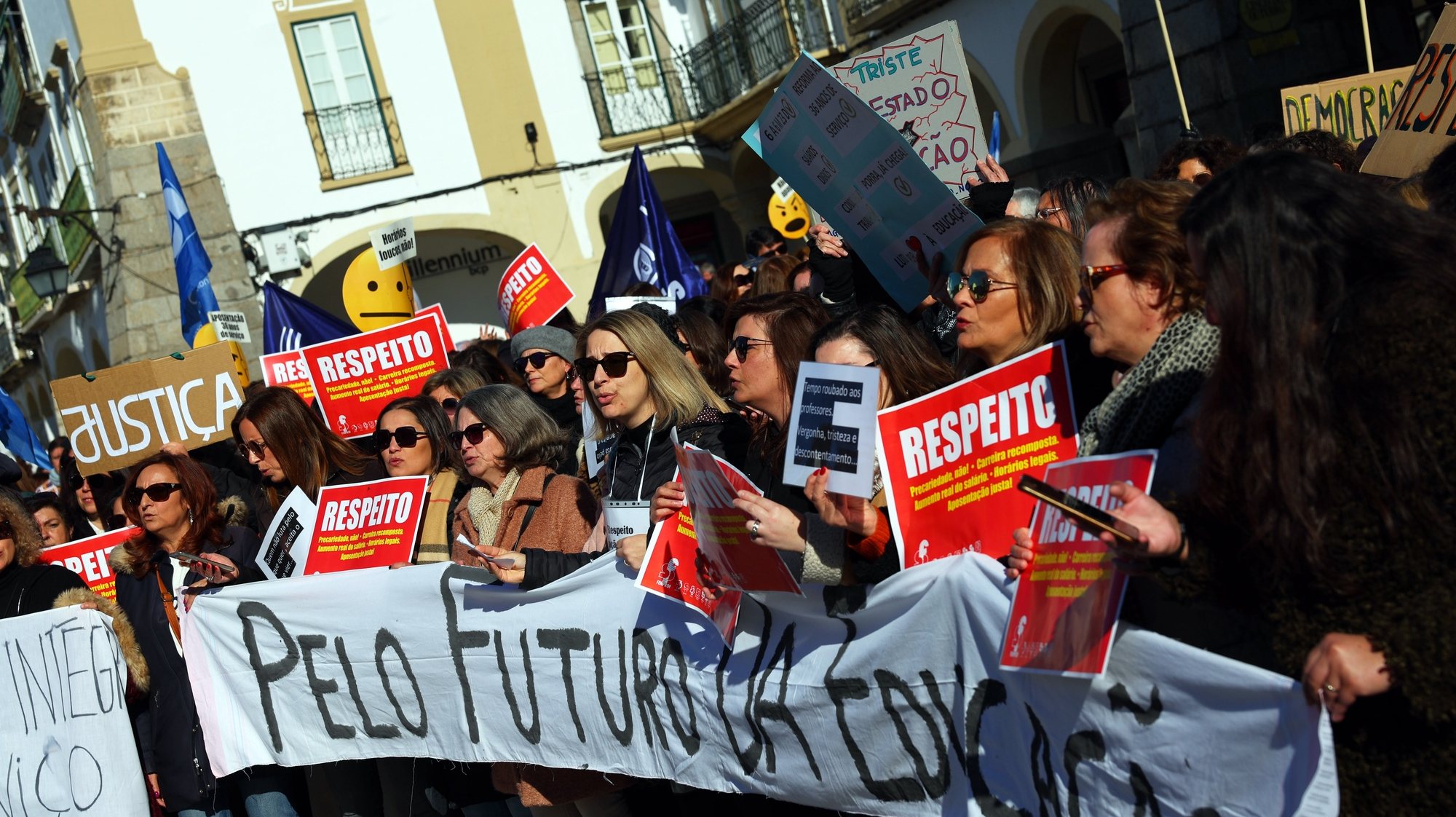 Manifestantes participam na concentração de professores em greve, no âmbito da greve nacional de professores por distritos, na praça do Giraldo, em Évora, 25 de janeiro de 2023. NUNO VEIGA/LUSA