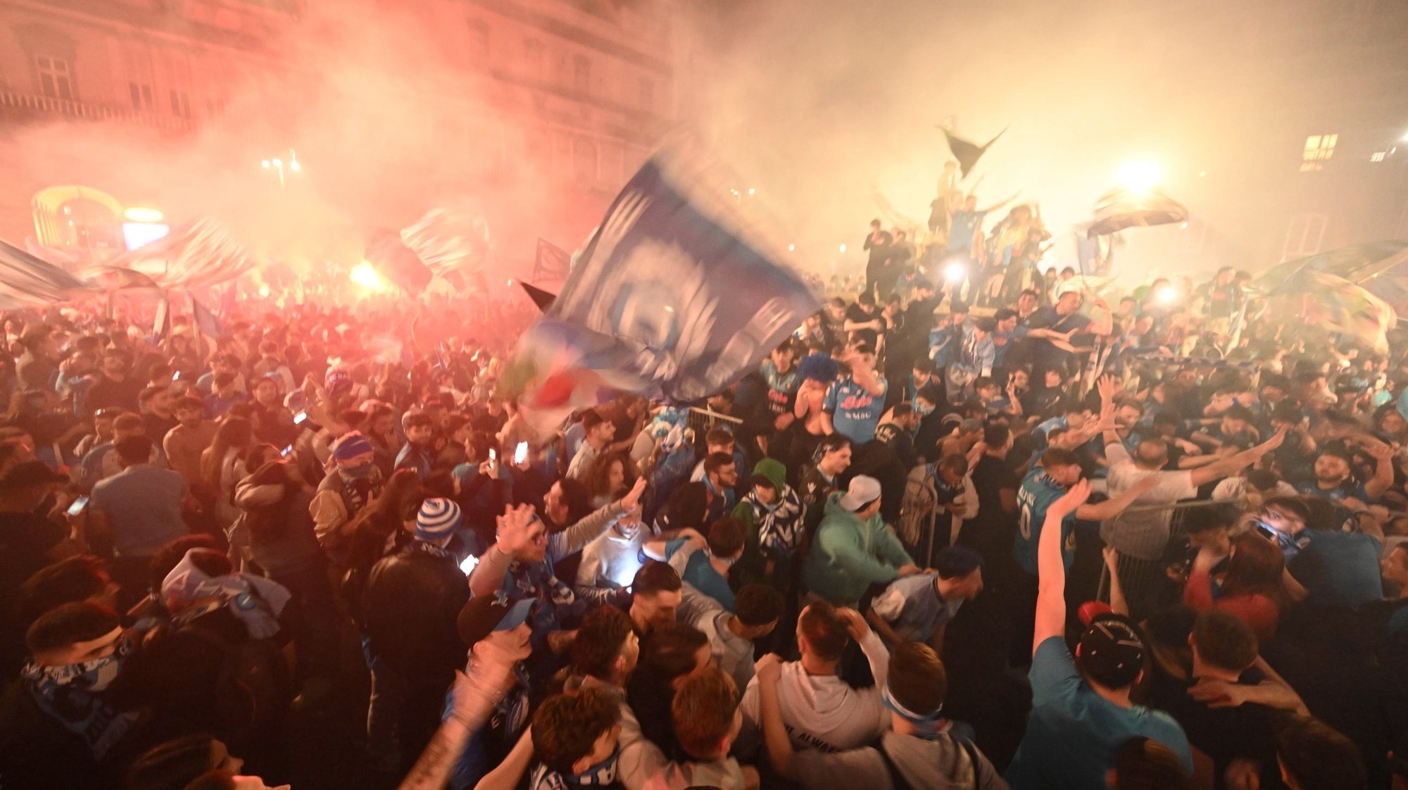 epa10609410 SSC Napoli supporters celebrate in Naples, Italy, 04 May 2023. Napoli sealed their third-ever Serie A championship after a 1-1 draw at Udinese.  EPA/CIRO FUSCO