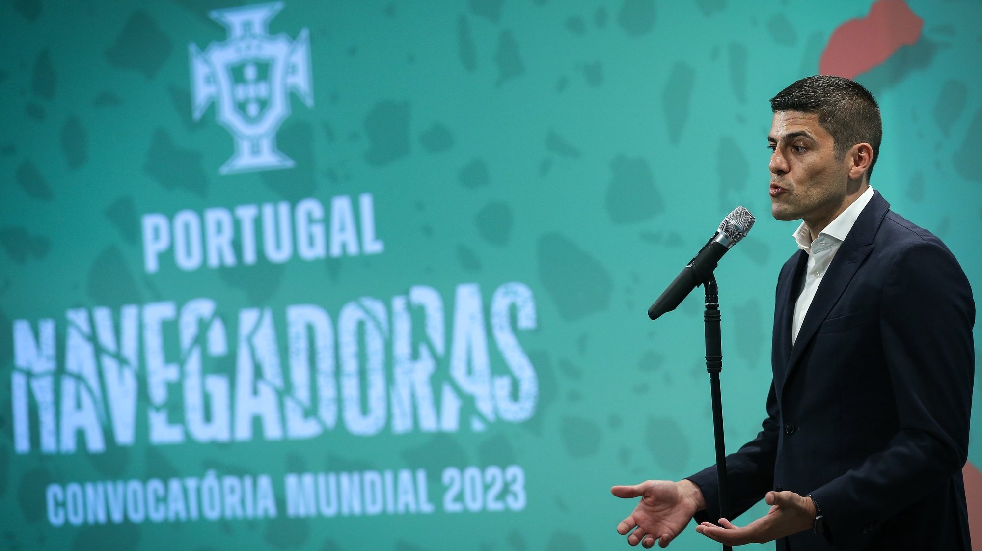 O selecionador português, Francisco Neto, durante uma conferência de imprensa de divulgação dos convocados para o Mundial feminino da Austrália e Nova Zelândia 2023, em Lisboa, 30 de maio 2023.  RODRIGO ANTUNES/LUSA
