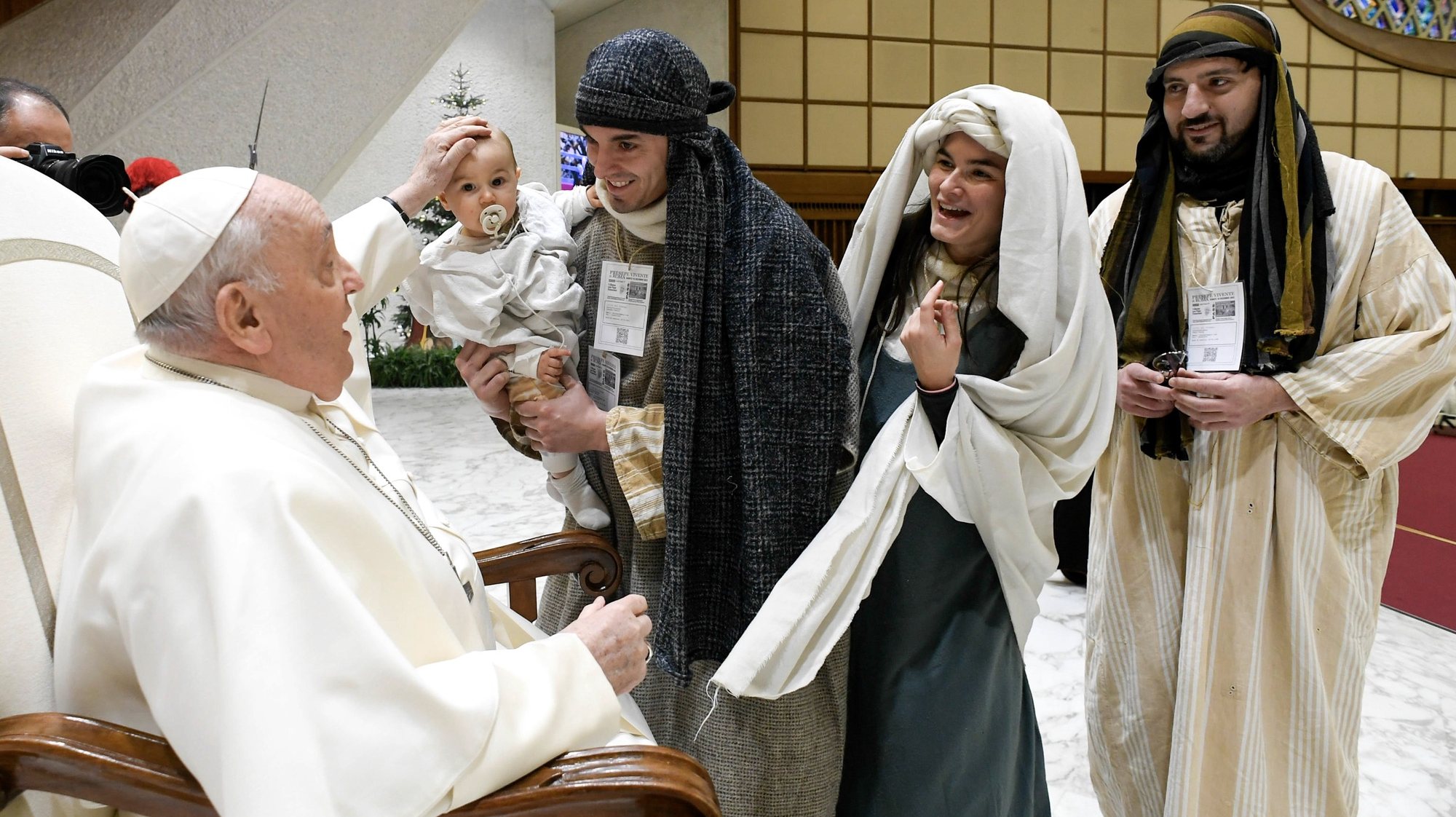 epa11032143 A handout photo made available by the Vatican Media shows Pope Francis (L) meeting with performers of the living Nativity scene of the Saint Mary Major Basilica at the Vatican, 16 December 2023.  EPA/VATICAN MEDIA HANDOUT    HANDOUT EDITORIAL USE ONLY/NO SALES HANDOUT EDITORIAL USE ONLY/NO SALES