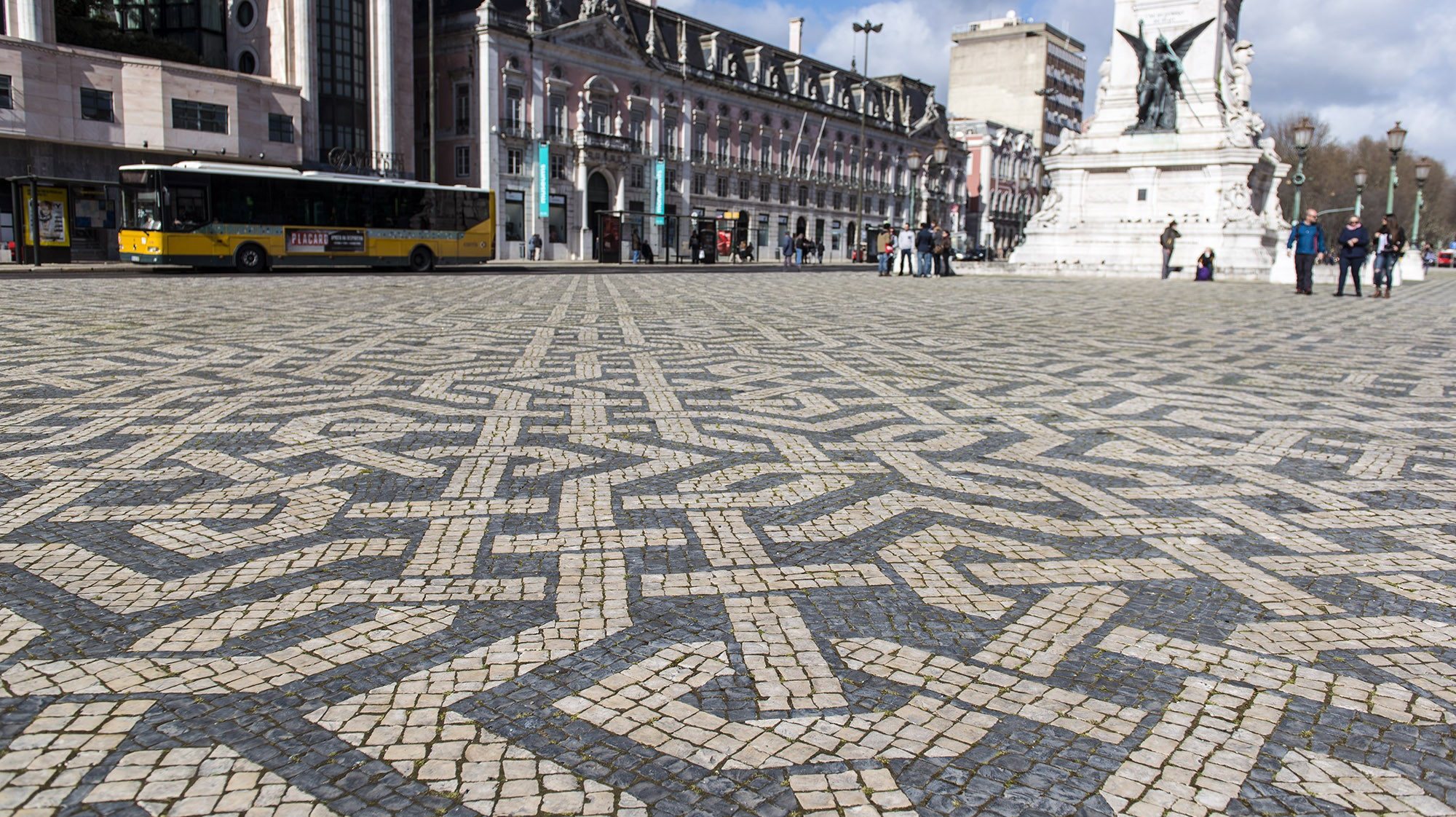 A calçada portuguesa resulta do calcetamento com pedras de formato irregular, geralmente em calcário branco e negro, que podem ser usadas para formar padrões decorativos ou mosaicos pelo contraste entre as pedras de distintas cores