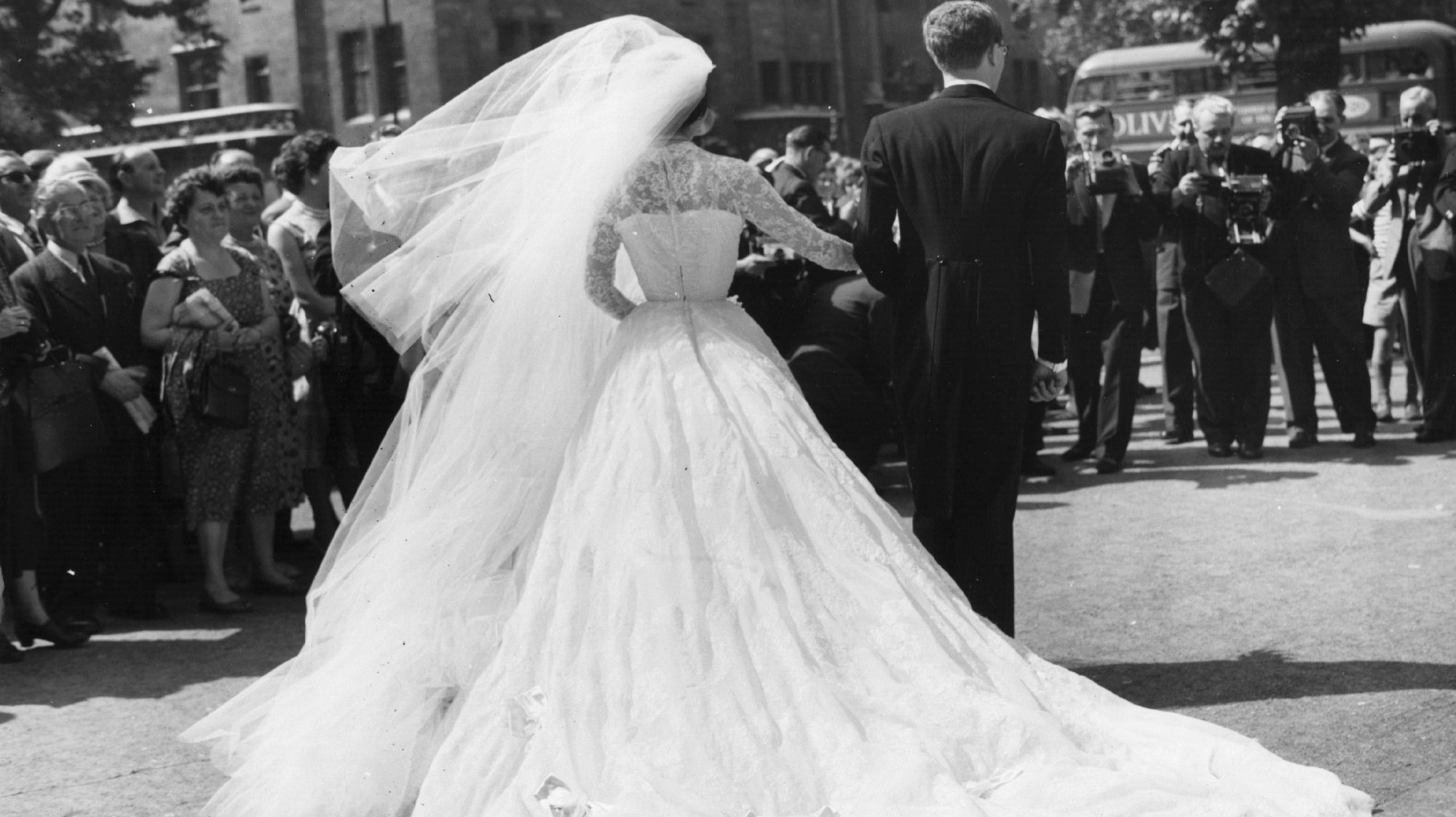 As fotografias das oito noivas da família com o vestido de 1950 foram publicadas no artigo do Washington Post que conta a história desta tradição