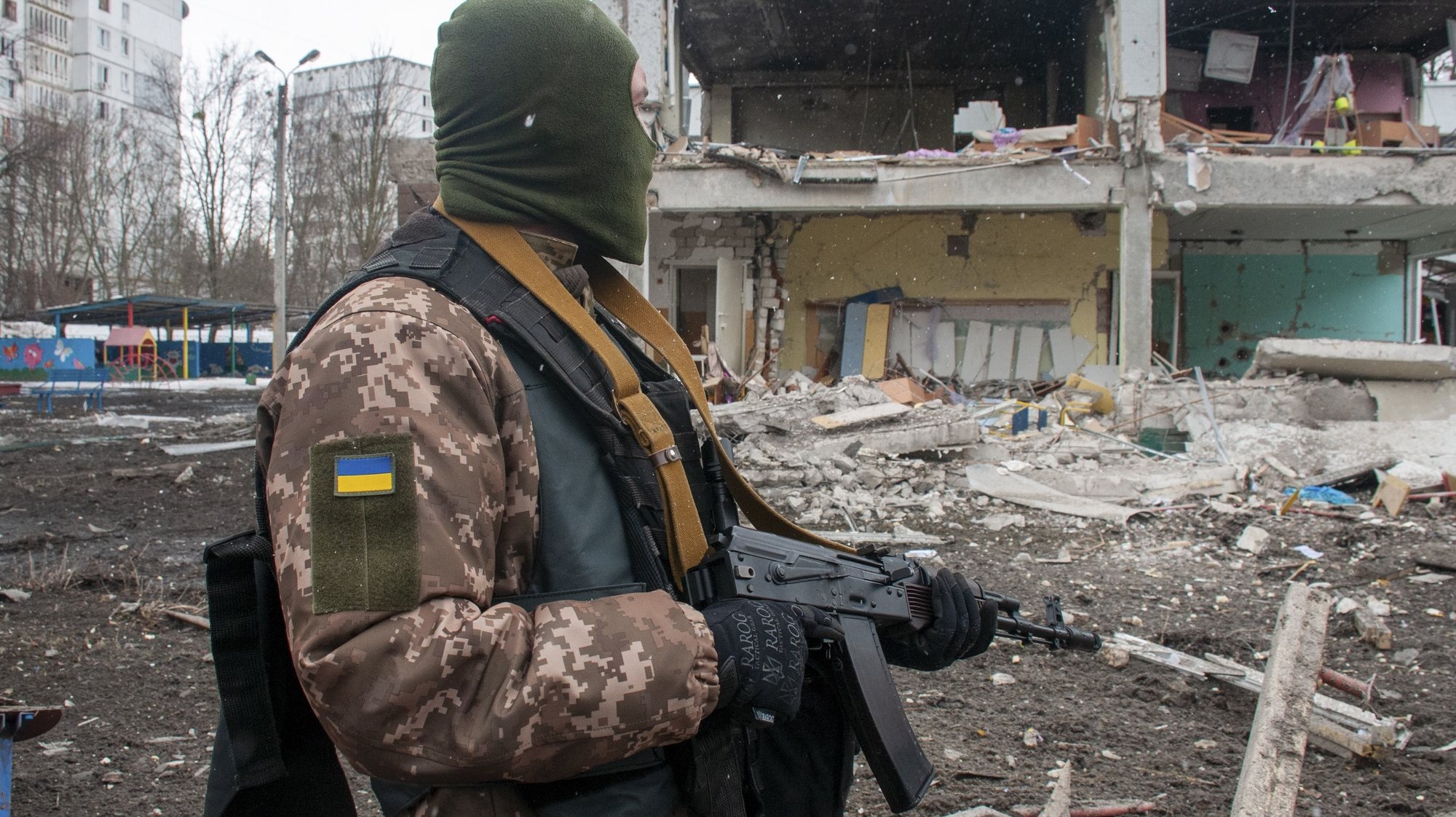 Militar ucraniano no meio dos destroços em Kharkiv, na Ucrânia