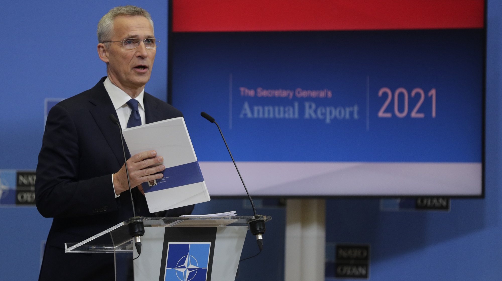 epa09861719 NATO Secretary General Jens Stoltenberg presents the annual report 2021 of the Alliance during a press conference in Brussels, Belgium, 31 March 2022.  EPA/OLIVIER HOSLET
