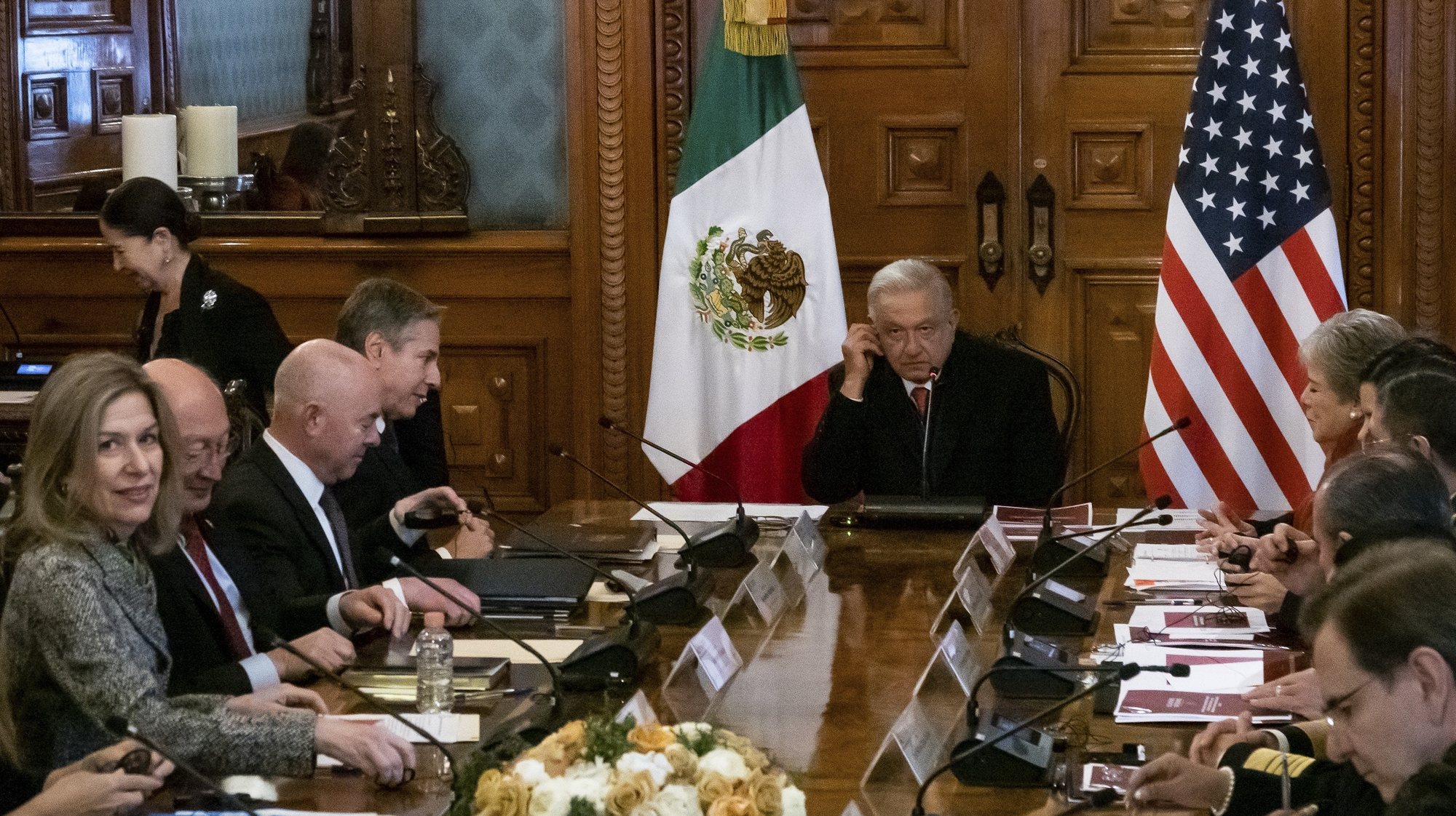 epa11046227 Mexican President Andres Manuel Lopez Obrador (C), meets with the US Secretary of State Antony Blinken (C-L), during a working meeting at the National Palace in Mexico City, Mexico, 27 December 2023. Obrador and Blinken met on 27 December 2023 to analyze the increase in migratory flows, which led the US to close border ports for a few days this month.  EPA/Madla Hartz