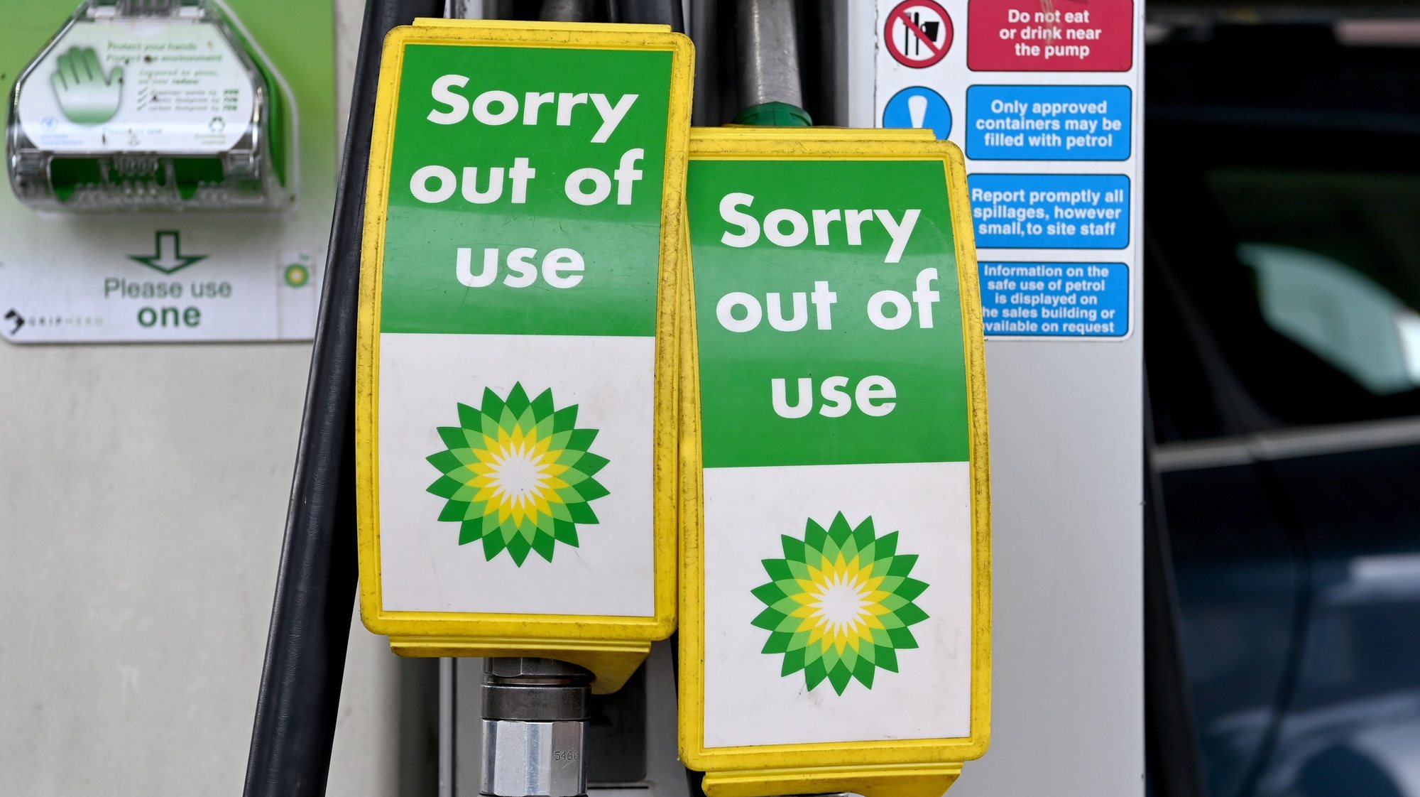 epa09484821 A BP petrol station is pictured in London, Britain, 24 September 2021. A small number of BP petrol stations are closed due to problems with transporting the fuel from refineries amid the nationwide scarcity of truck drivers in the UK.  EPA/FACUNDO ARRIZABALAGA