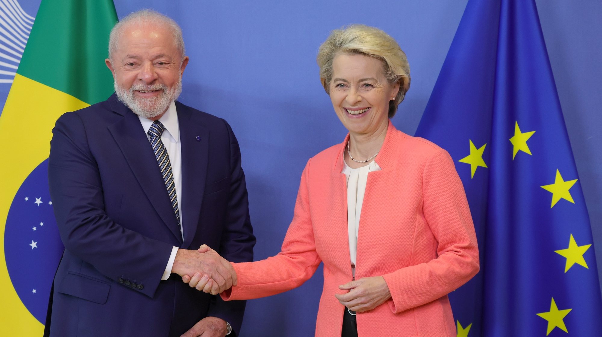 epa10750950 President of the European Commission Ursula von der Leyen (R) welcomes Brazil&#039;s President Luiz Inacio Lula da Silva (L) in Brussels, Belgium, 17 July 2023, on the day of the third EU-CELAC summit between leaders from the EU and the Community of Latin American and Caribbean States (CELAC).  EPA/OLIVIER MATTHYS