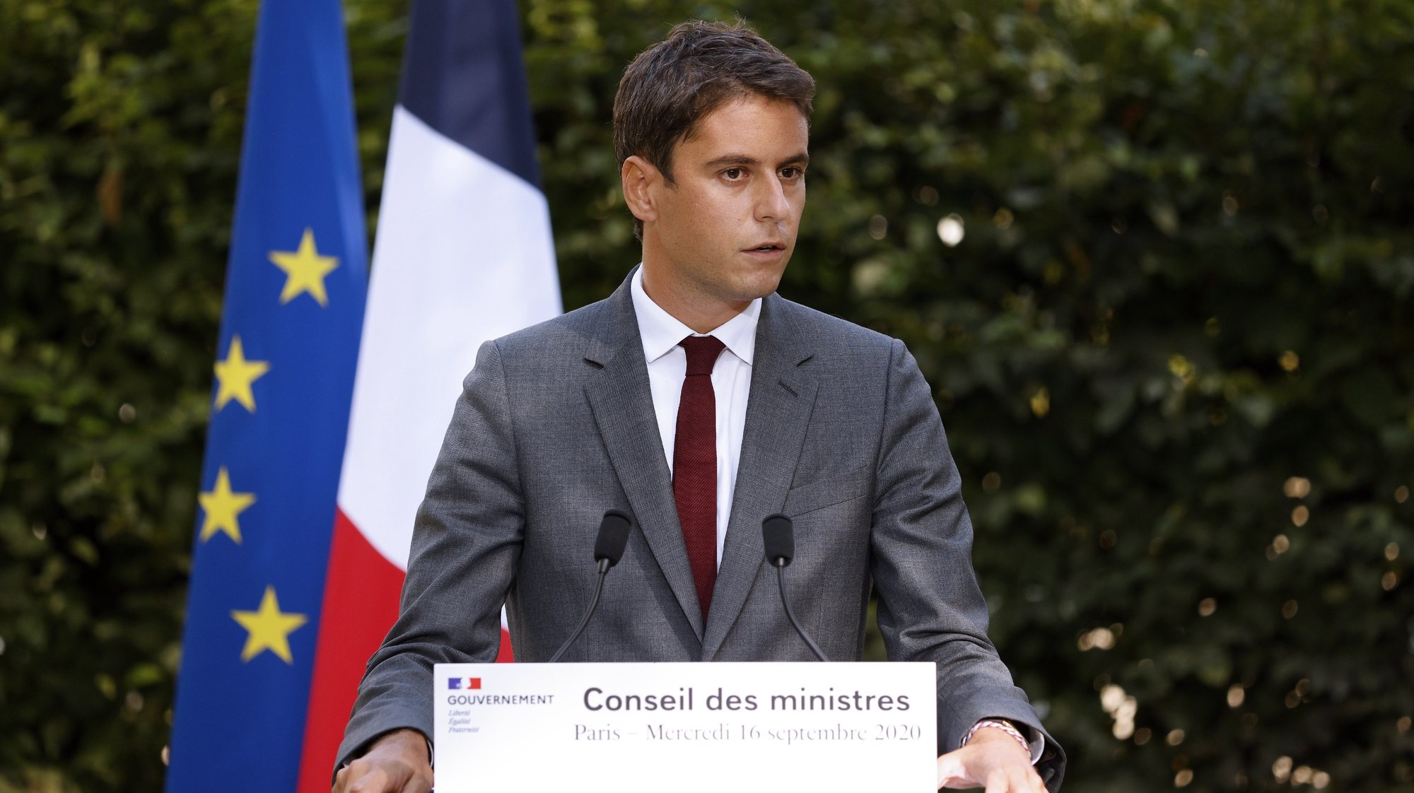 epa08672540 French Government&#039;s spokesperson Gabriel Attal speaks during a press conference following the weekly cabinet meeting of the government at the Elysee Palace ​in Paris, France, 16 September 2020.  EPA/YOAN VALAT / POOL