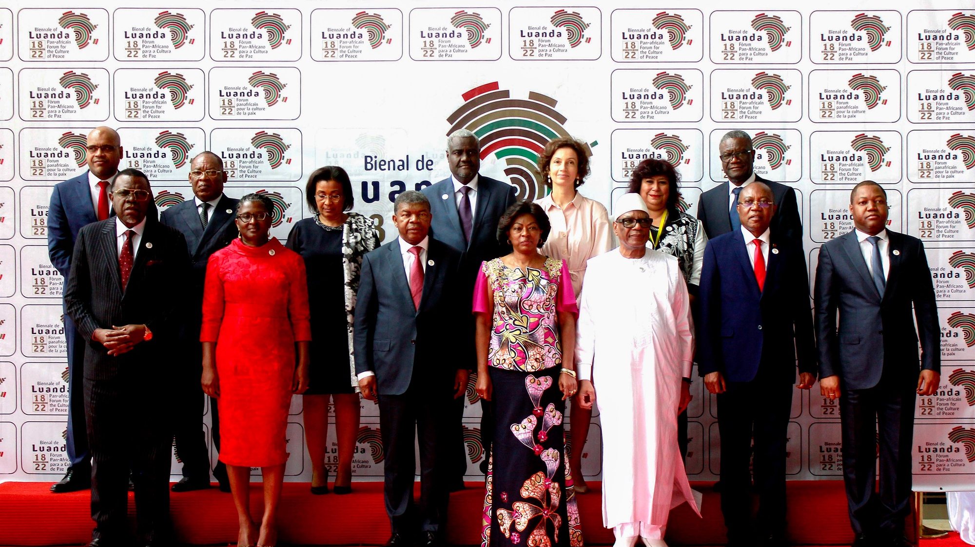 O Presidente da República de Angola, João Lourenço (C-E), posa para a fotografia de família durante a abertura oficial da Bienal de Luanda - Fórum Pan-Africano para a Cultura de Paz, em Luanda, Angola, 18 de setembro de 2019. AMPE ROGÉRIO/LUSA