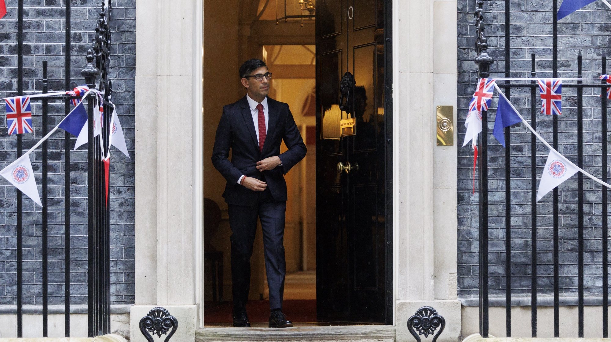 epa10612599 Britain&#039;s Prime Minister Rishi Sunak waits to greet Canada&#039;s prime minister ahead of a bilateral meeting at Downing Street in London, Britain, 06 May 2023.  EPA/TOLGA AKMEN