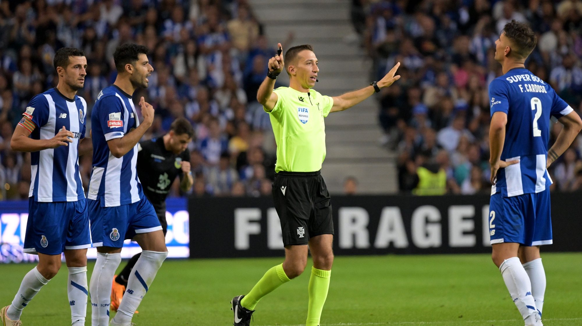 The referee Miguel Nogueira canceled a penalty after consulting the VAR assistants during the Portuguese First League soccer match, between FC Porto and FC Arouca, at Dragao stadium in Porto, Portugal, 03 September 2023. FERNANDO VELUDO/LUSA