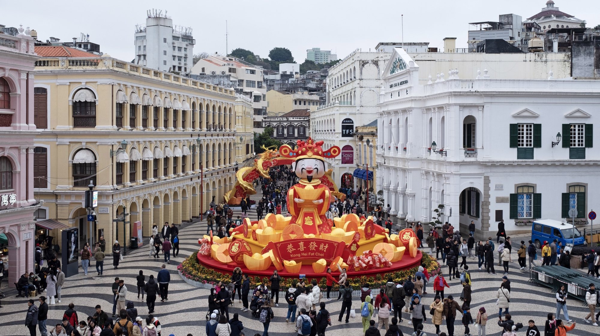 Populares passeiam pelo centro da cidade de Macau, decorado com enfeites para as comemorações do Ano Novo, o Ano do Dragão, em Macau, China, 08 de fevereiro de 2024. GONÇALO LOBO PINHEIRO/LUSA