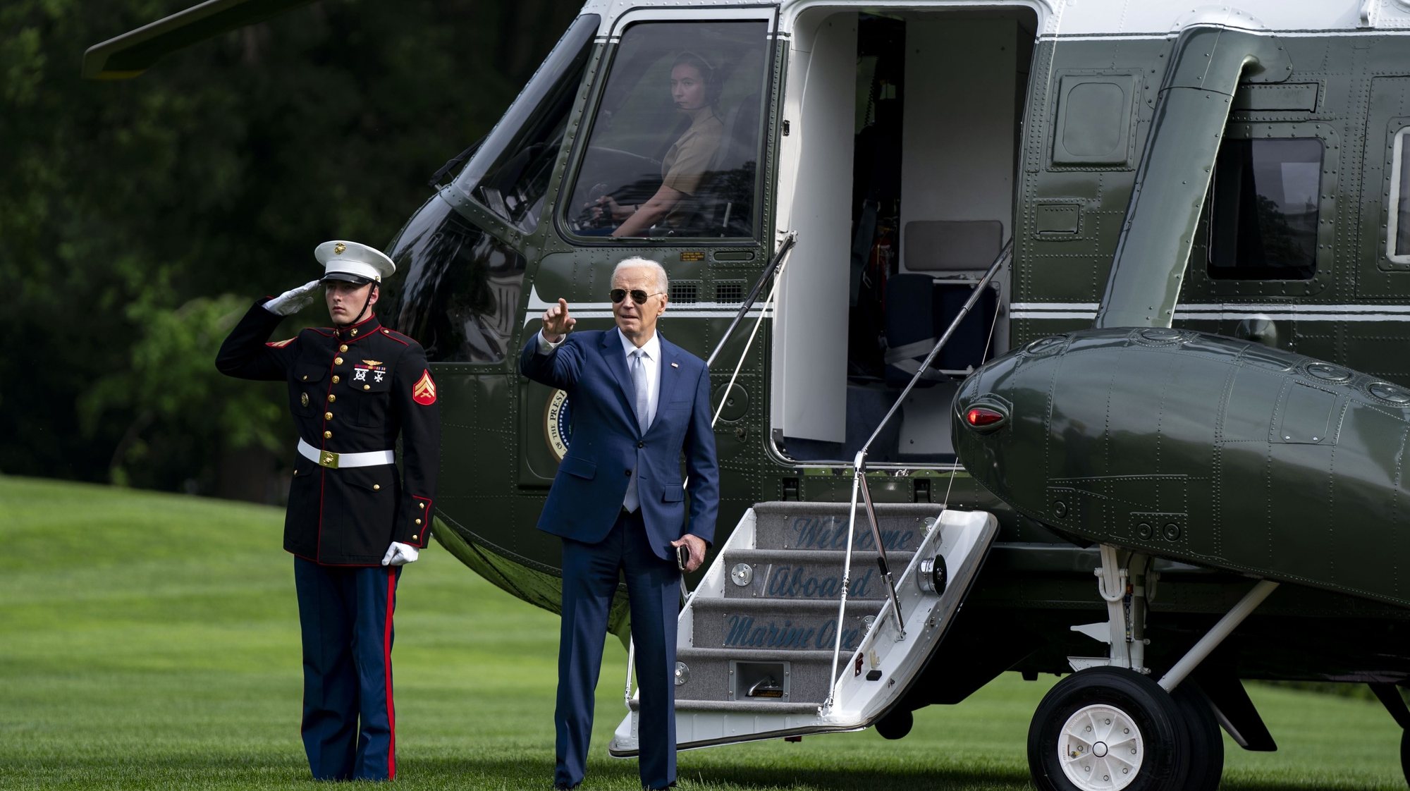 epa11330343 US President Joe Biden waves to members of the Las Vegas Aces before boarding Marine One en route to San Francisco on the South Lawn of the White House in Washington, DC, USA, on 09 May 2024.  EPA/BONNIE CASH / POOL