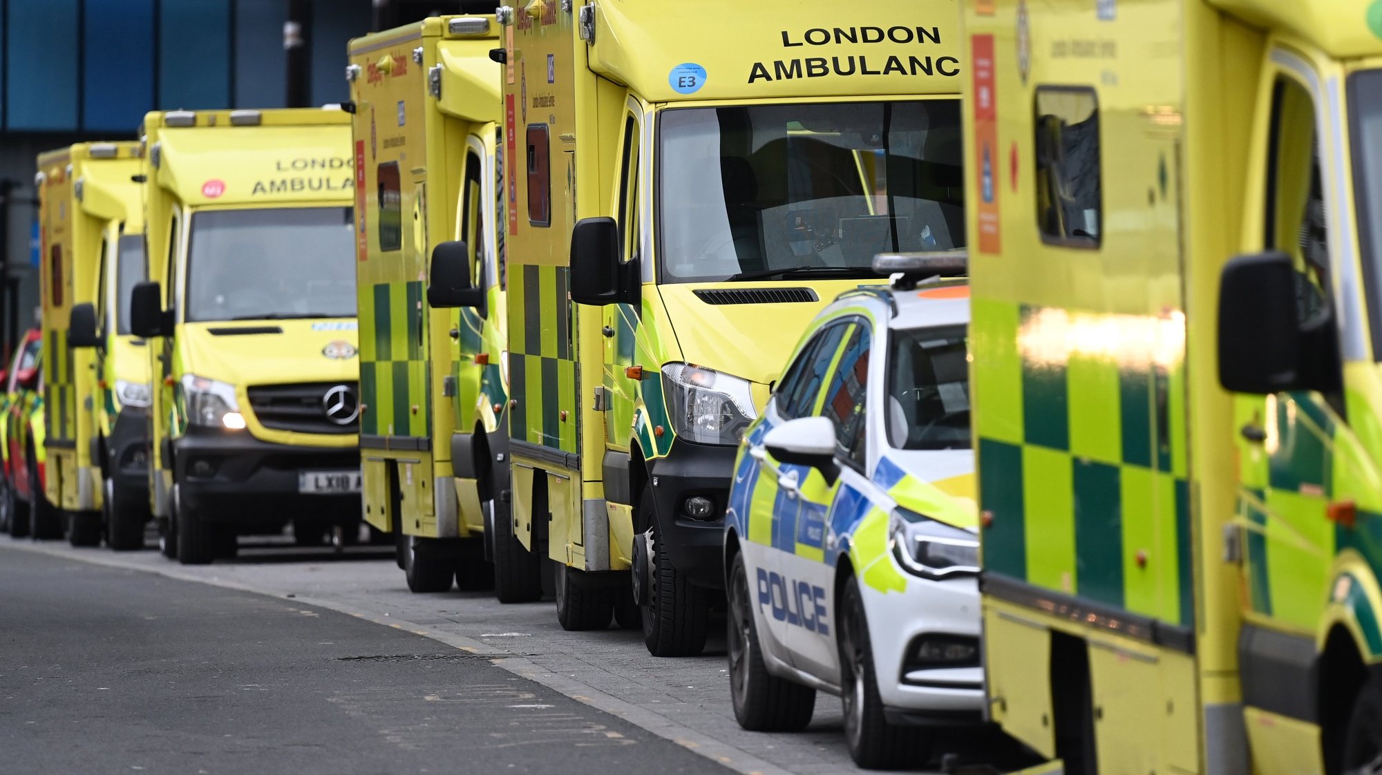 epa09669707 Ambulances outside the Royal London hospital in London, Britain, 06 January 2022.  Pressure is building on NHS hospitals across the UK as Omicron cases and deaths continue to rise. While many NHS trusts are reporting critical incidents due to the impact from Omicron, both in staff shortages and Covid cases, Britain continues to average close to two hundred thousand Covid-19 daily.  EPA/ANDY RAIN