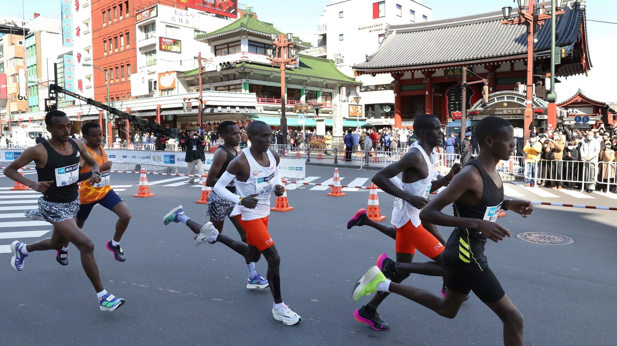 epa09804915 Eliud Kipchoge (C) of Kenya runs past Kaminarimon gate of Sensoji temple at Asakusa during the Tokyo Marathon 2022 race in Tokyo, Japan, 06 March 2022. Kipchoge, World Record holder and Tokyo 2020 Olympics marathon gold medalist, clocked two hours two minutes 40 seconds to win the one of six world marathon majors.  EPA/JAPAN POOL/JIJI PRESS JAPAN OUT EDITORIAL USE ONLY/  NO ARCHIVES