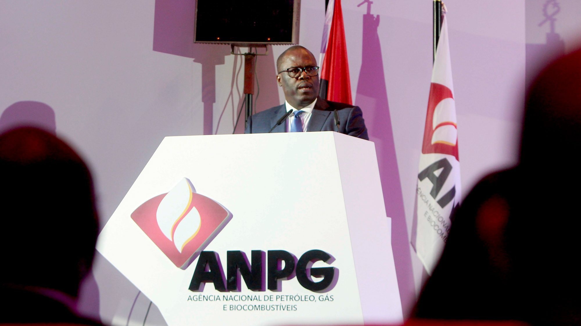 O governo angolano vai tentar contrariar esta tendência através da exploração de novos poços e licitação de novos blocos