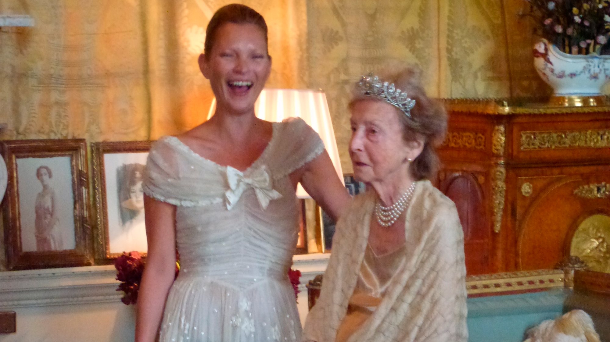Kate Moss com o vestido de daman de honor e Lady Elizabeth numa sessão fotográfica em 2012