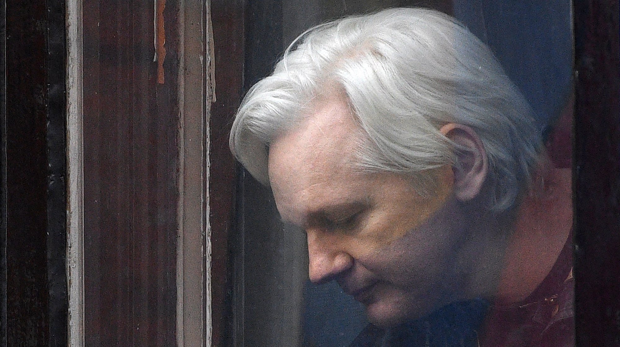 epa10017727 (FILE) - Wikileaks founder Julian Assange speaks to reporters on the balcony of the Ecuadorian Embassy in London, Britain, 19 May 2017 (reissued 17 June 2022). Wikileaks founder Julian Assange’s extradition to the US has been approved by British Home Secretary Priti Patel 17 June 2022.  EPA/FACUNDO ARRIZABALAGA *** Local Caption *** 55897098