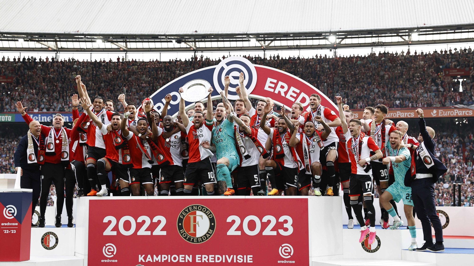 epa10628059 Feyenoord players celebrate after the Dutch Eredivisie match between Feyenoord Rotterdam and Go Ahead Eagles, in Rotterdam, Netherlands, 14 May 2023. Feyenoord sealed their 16th Dutch Eredivisie title with a 3-0 win.  EPA/MAURICE VAN STEEN