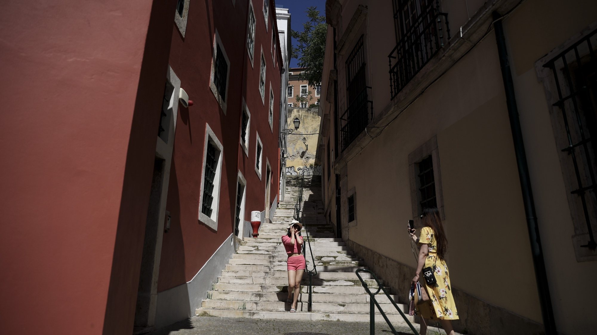 Turistas no Beco de São Luís da Pena, em Lisboa, 16 de abril de 2024. turismo. CARLOS M. ALMEIDA/LUSA