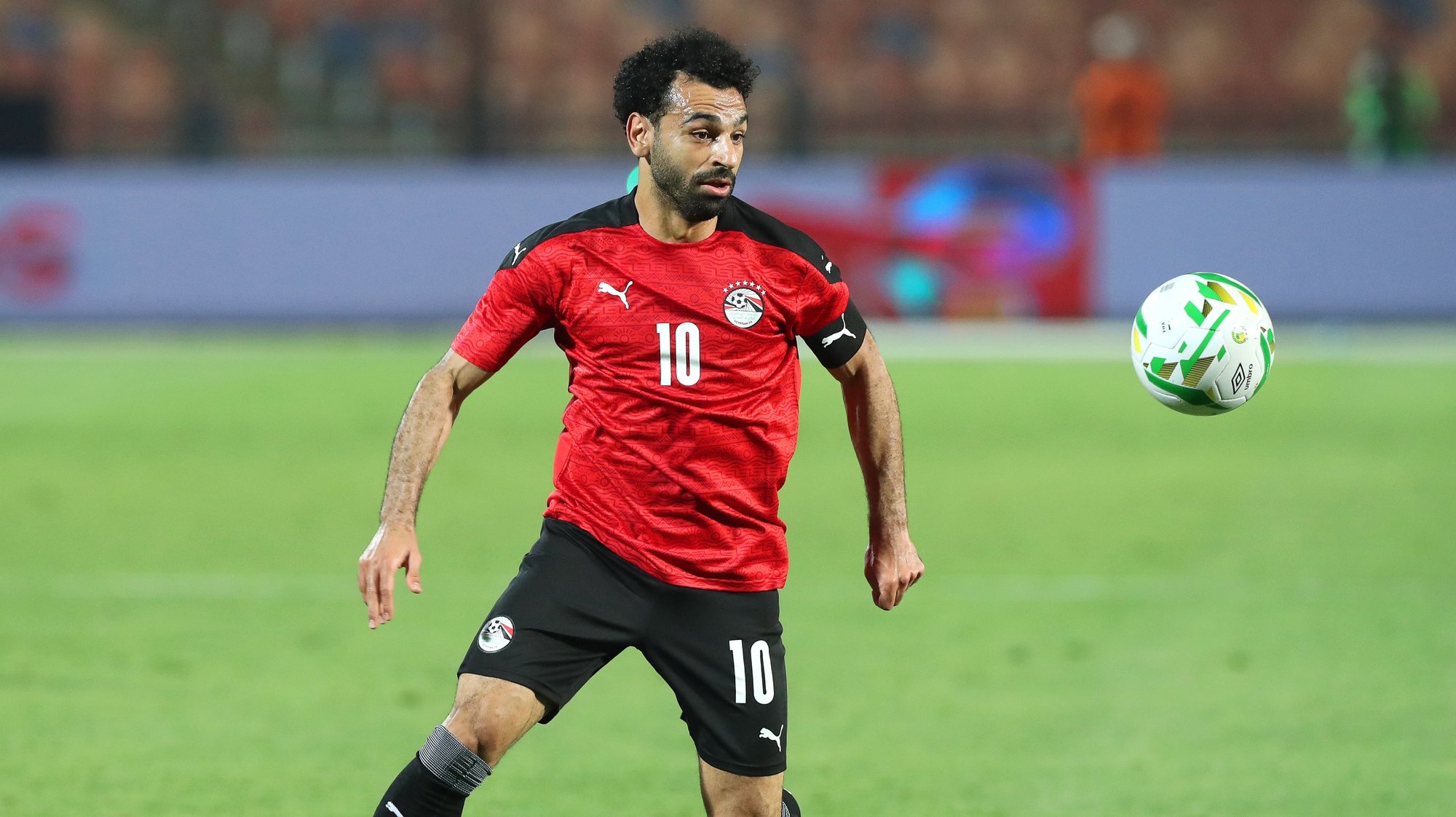 epa09998213 Mohamed Salah of Egypt in action during the Africa Cup of Nations (AFCON) qualifying soccer match between Egypt and Guinea in Cairo, Egypt, 05 June 2022.  EPA/KHALED ELFIQI
