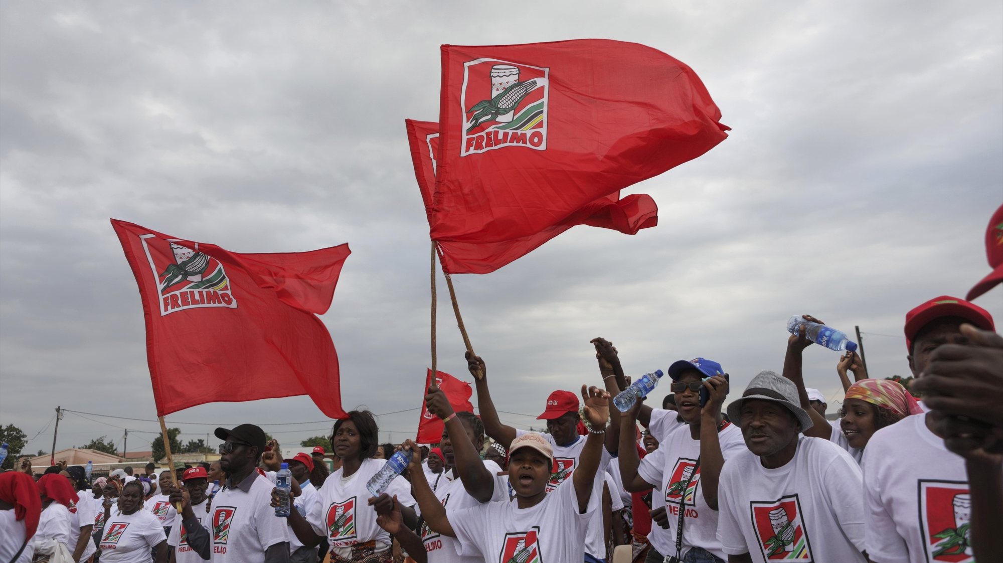 Campanha para as eleições autárquicas de 11 de outubro da Frente de Libertação de Moçambique (Frelimo), partido no poder, Maputo, Moçambique, 26 de setembro de 2023. A capital moçambicana vai ter novo presidente este ano e os três principais partidos avançam com candidatos jovens, todos com a promessa comum de um “novo capítulo” para Maputo, numa campanha que nem a chuva demove. (ACOMPANHA TEXTO DA LUSA DO DIA 30 DE SETEMBRO DE 2023) LUÍSA NHANTUMBO/LUSA