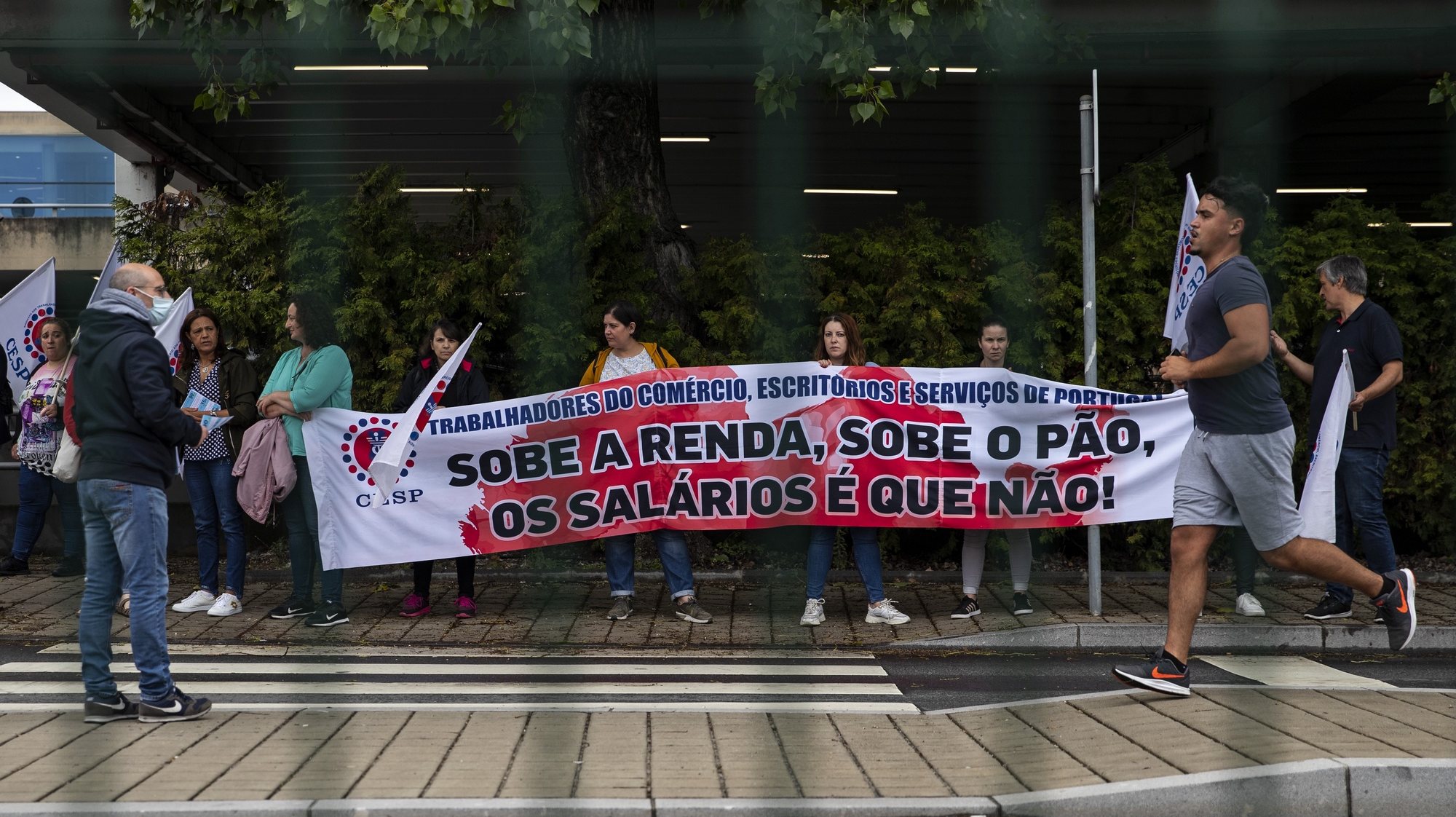 Trabalhadores da Sonae concentram-se à entrada do hipermercado Continente em Matosinhos em protesto contra as avaliações discriminatórias do grupo, 8 de junho de 2022.  JOSÉ COELHO/LUSA