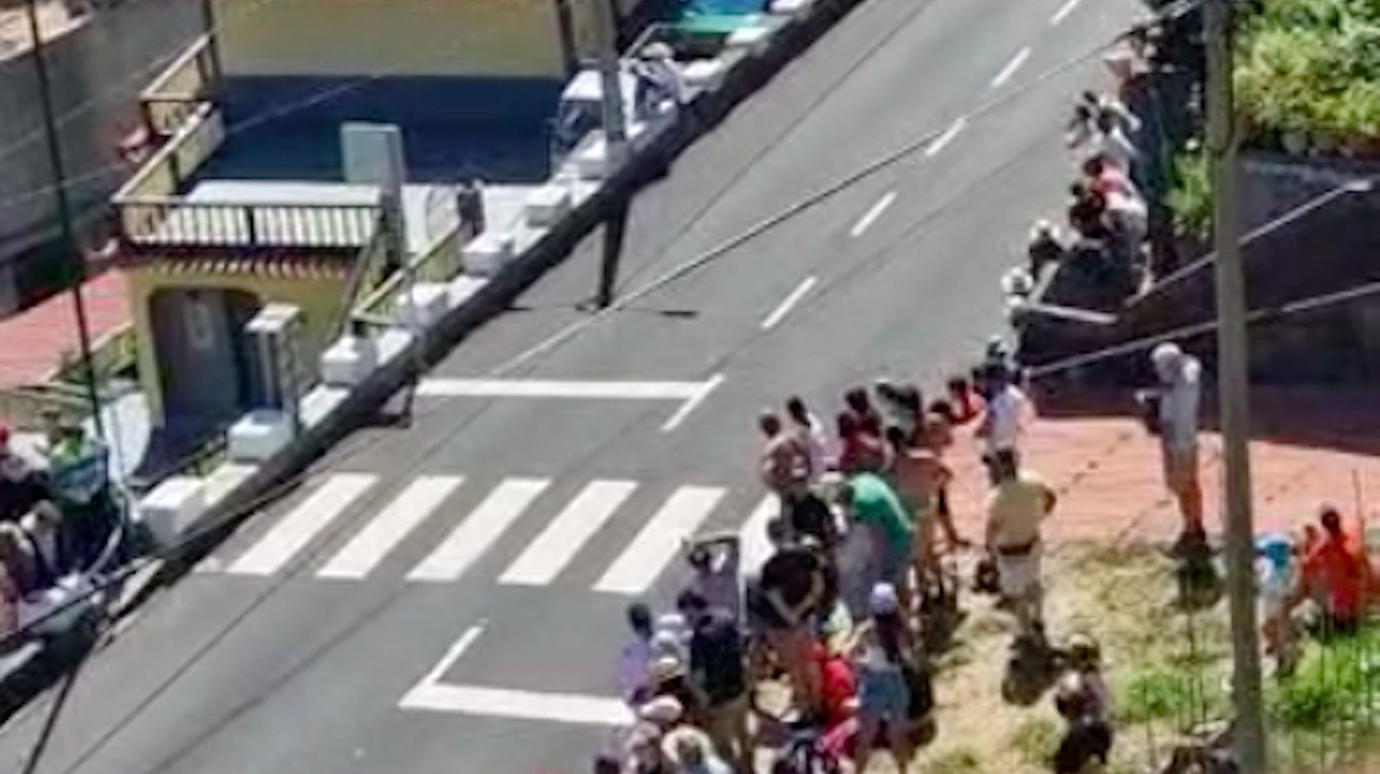 O acidente aconteceu nesta parte do percurso na zona da Encumeada, na ilha da Madeira, quando três crianças tentaram atravessar a estrada na passadeira