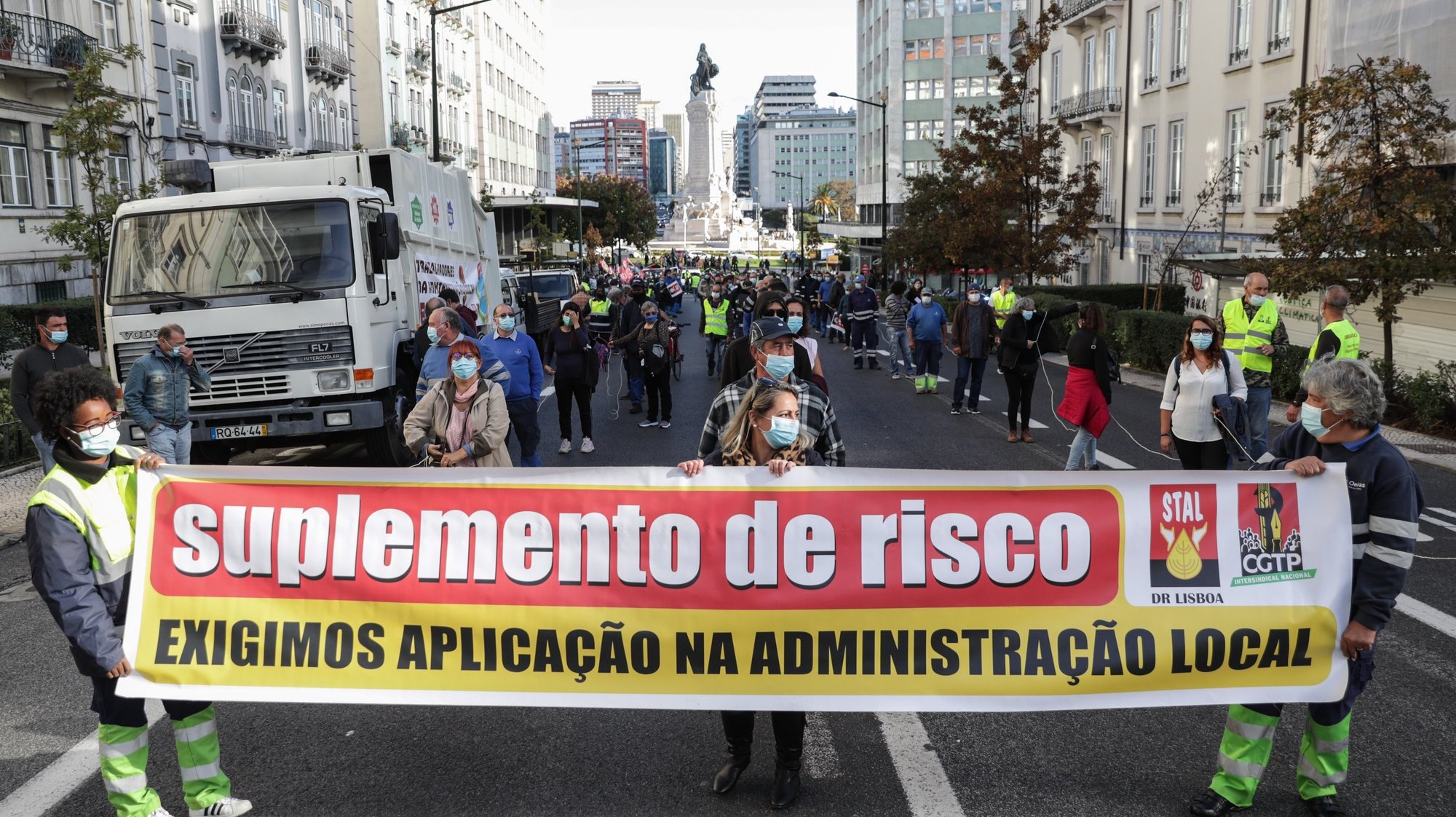 Manifestantes participam na marcha nacional de trabalhadores das autarquias, convocada pelo Sindicato Nacional dos Trabalhadores da Administração Local e Regional, Empresas públicas, Concessionárias e Afins (STAL), com início na rua Braamcamp, em direção à Assembleia da República, em Lisboa, 23 de outubro de 2020. TIAGO PETINGA/LUSA