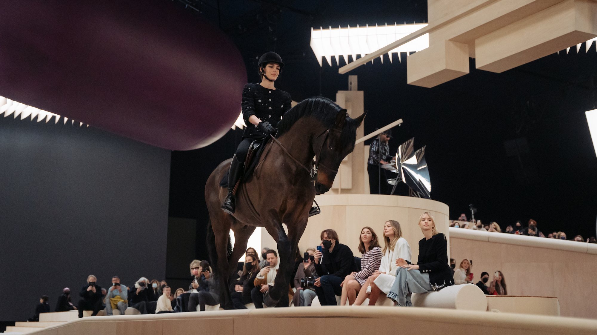 Charlotte Casiraghi abriu o desfile de Alta Costura primavera/verão 2022 da Chanel a cavalo
