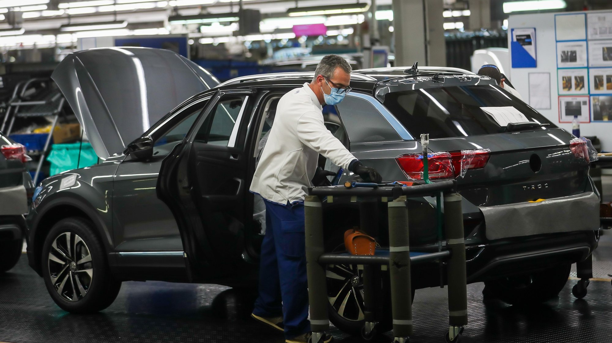 Um funcionário da Autoeuropa trabalha na construção do Volkswagen T-Roc na fábrica da Autoeuropa, em Palmela, 13 de maio de 2020. JOSÉ SENA GOULÃO/LUSA