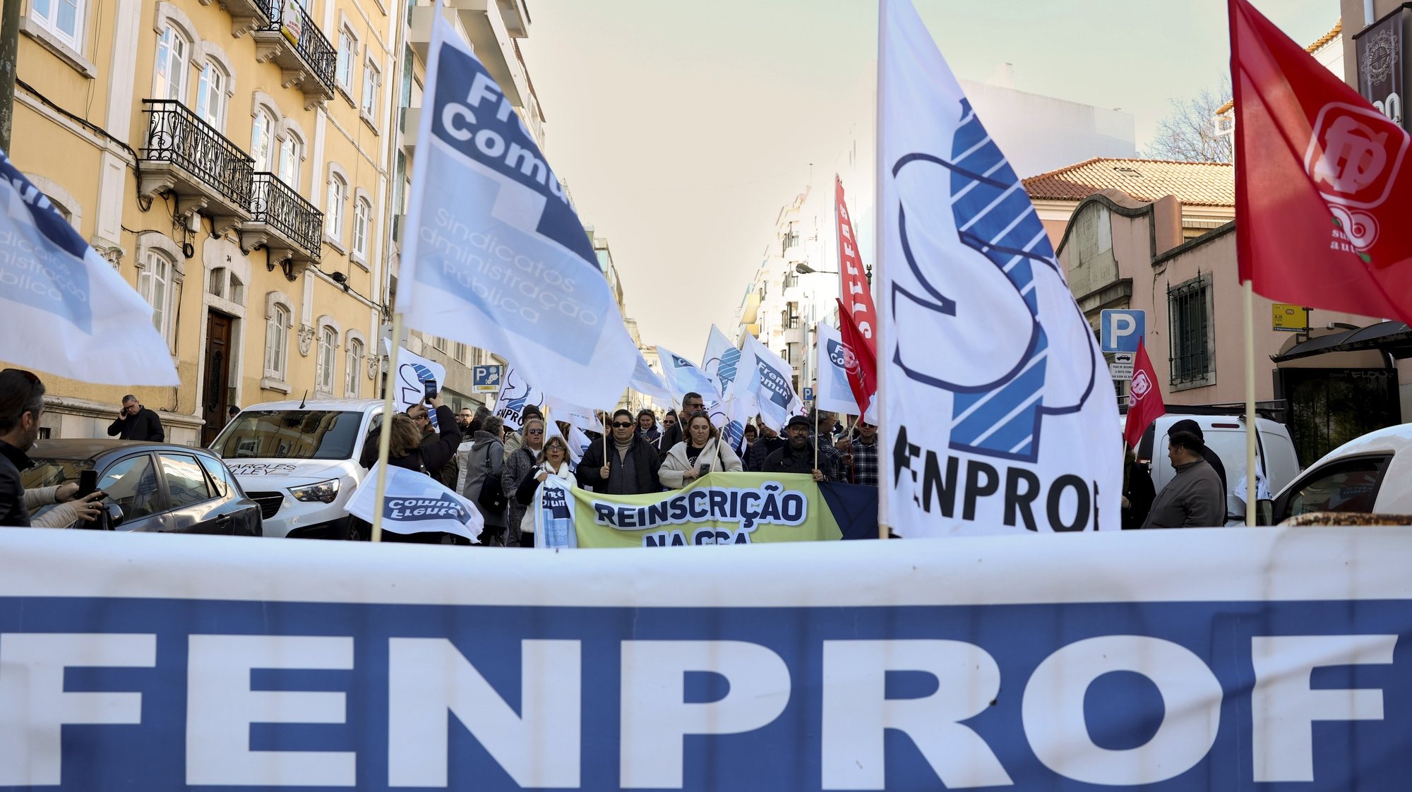 O professores participam na manifestação de professores, organizada pela FENPROF junto à residência oficial do Primeiro-Ministro, em Lisboa, 23 de janeiro de 2024. MANUEL DE ALMEIDA/LUSA