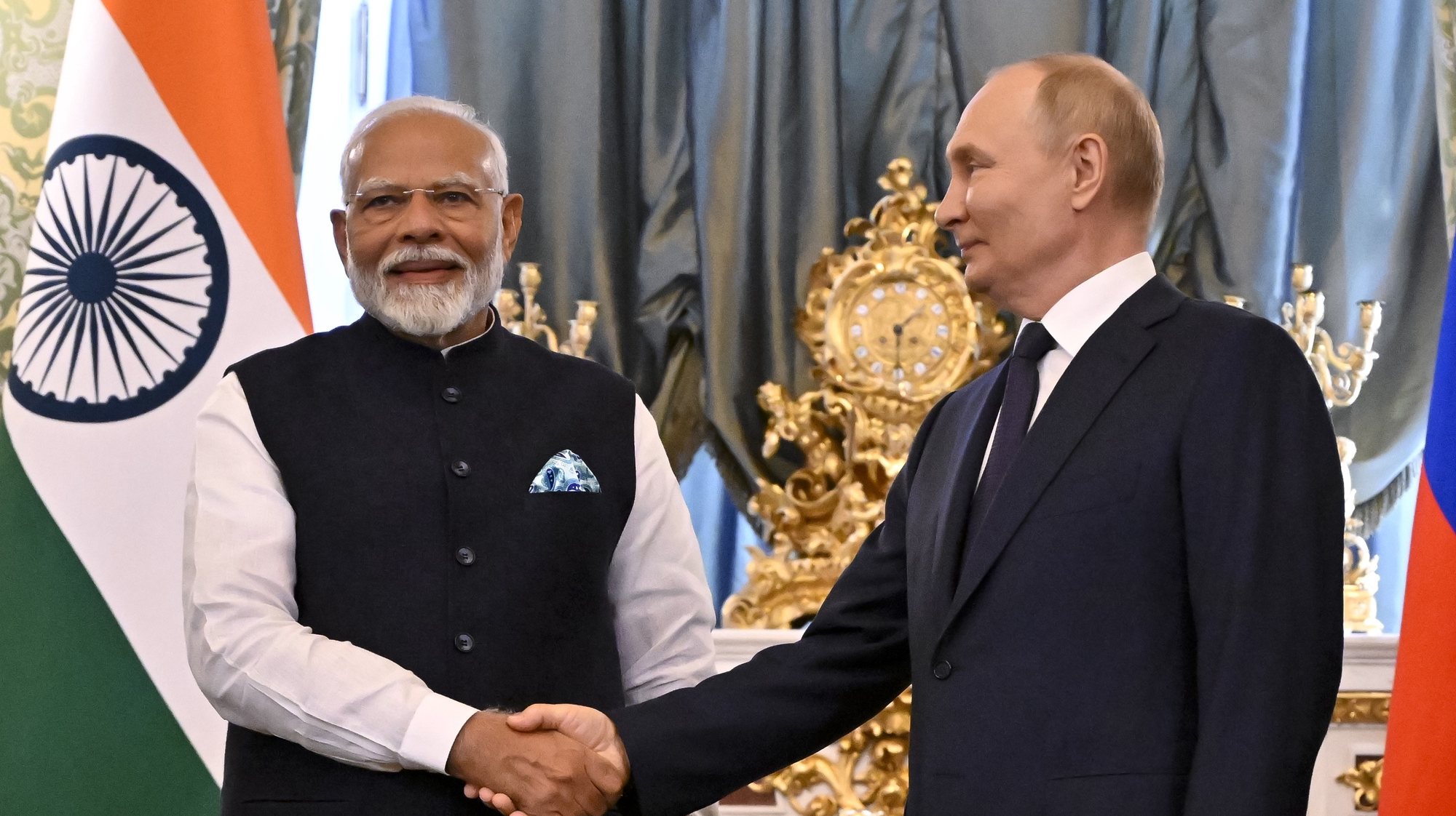 epa11467889 Russian President Vladimir Putin (R) and Indian Prime Minister Narendra Modi shake hands during a meeting at the Kremlin in Moscow, Russia, 09 July 2024. The Indian prime minister is on a two-day official visit to Russia.  EPA/ALEXANDER NEMENOV / POOL