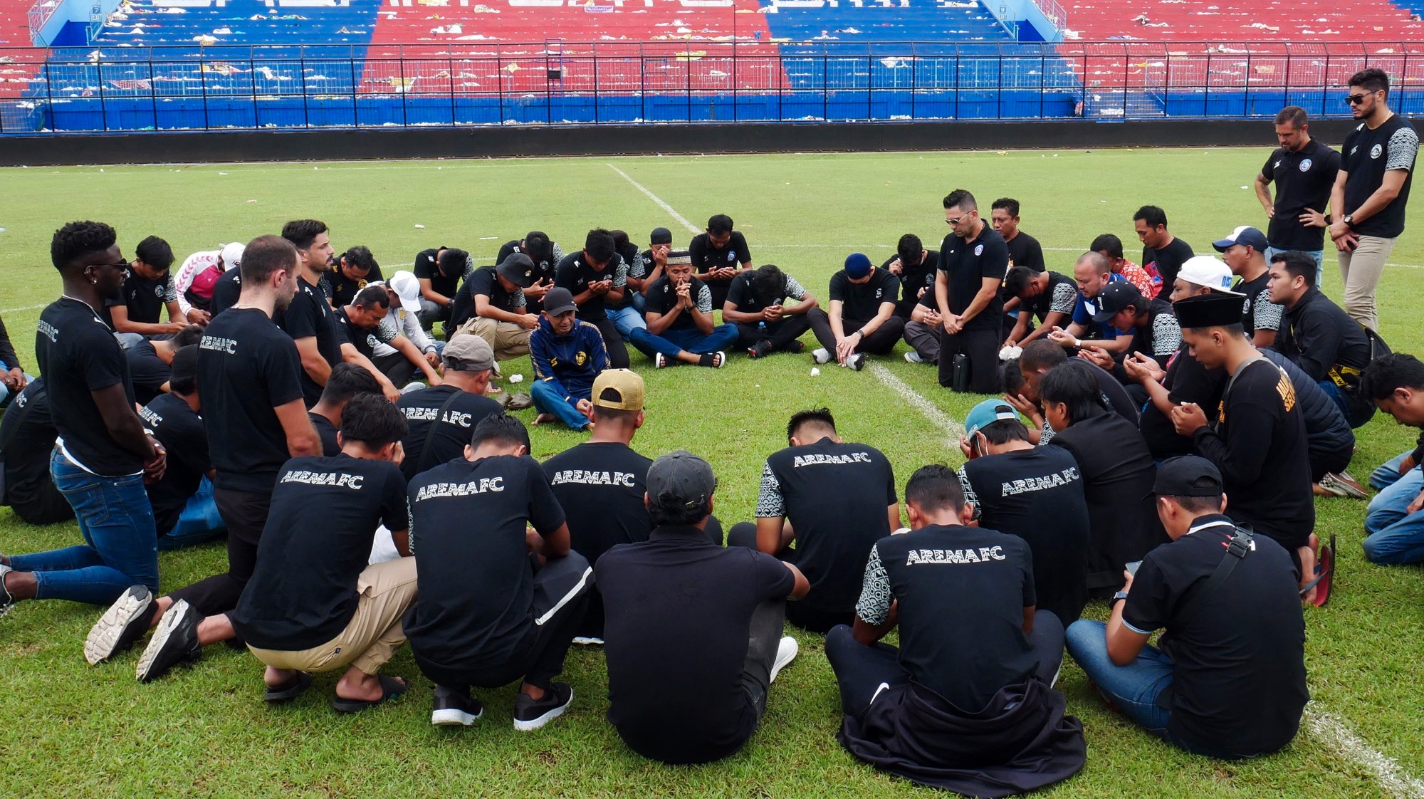 Jogadores do Arema juntaram-se às homenagens feitas este domingo no Estádio Kanjuruhan após a tragédia após o dérbi com o Persebaya Surabay