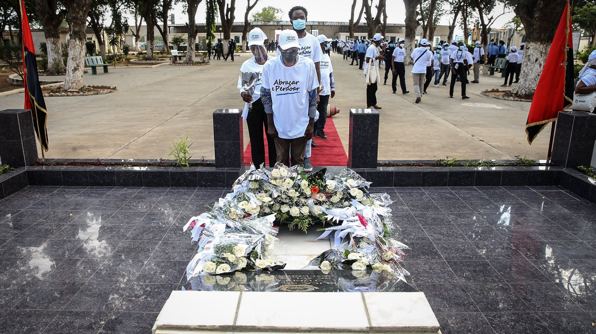 Homenangem as vítimas do alegado golpe de Estado de 27 de maio de 1977, no cemitério de Santa Ana, em Luanda, Angola, 27 de maio de 2021. O Governo angolano homenageia hoje, pela primeira vez em 44 anos, as vítimas do alegado golpe de 27 de maio de 1977, um dia depois do Presidente de Angola pedir desculpa pelas execuções sumárias. AMPE ROGÉRIO/LUSA
